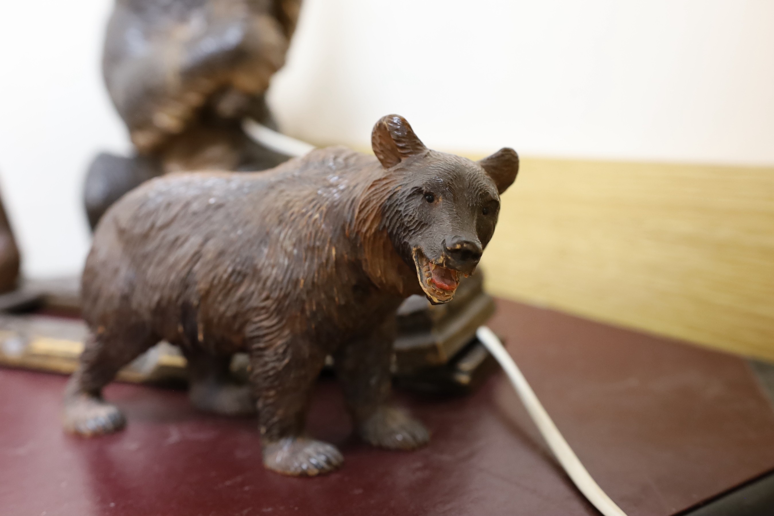 A group of Black Forest carved wood bears: a lamp, a book rack, etc. - Image 3 of 5