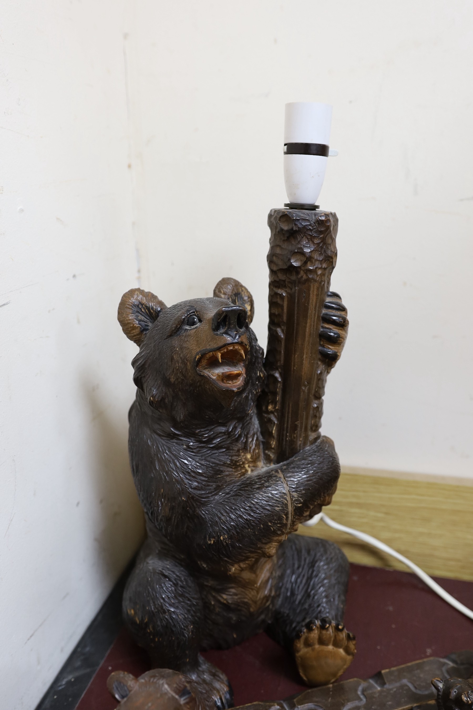 A group of Black Forest carved wood bears: a lamp, a book rack, etc. - Image 5 of 5