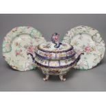 A Sampson lidded tureen and a pair of Chelsea dishes, dish diameter 23cm