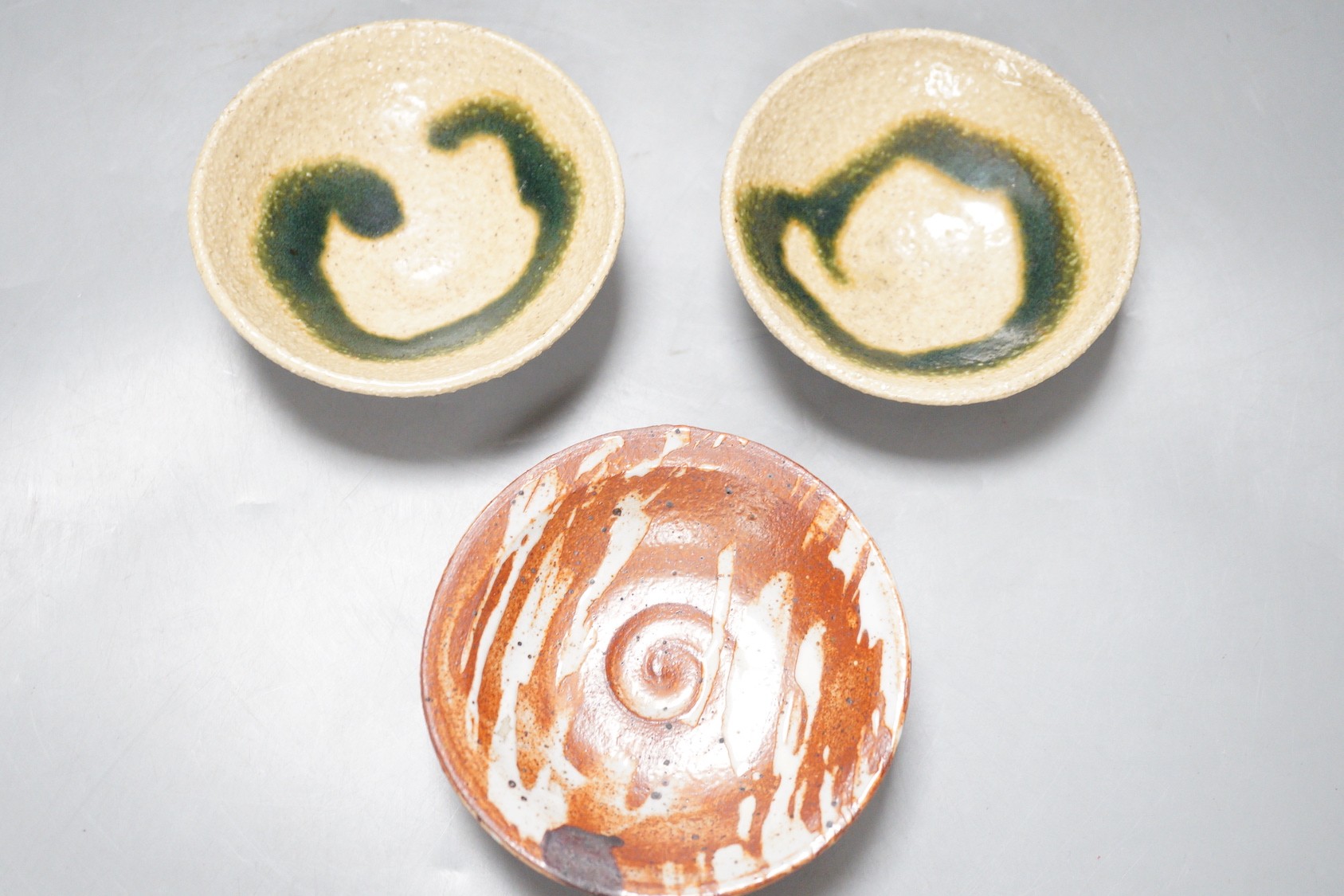 Aki Moriuchi (born 1947) three stoneware footed dishes, largest 11.5cm diameter - Image 3 of 5