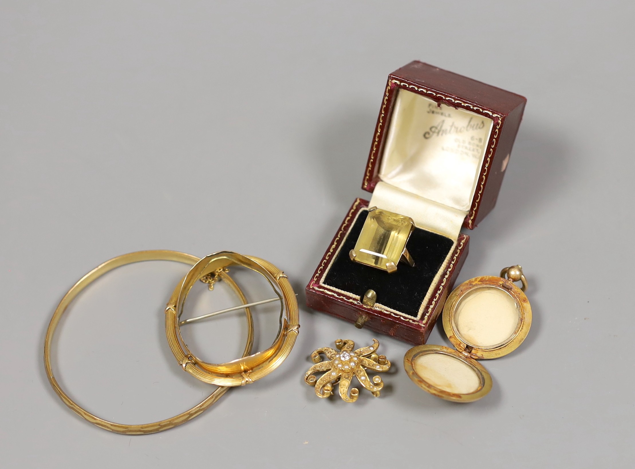 Assorted jewellery including a Victorian yellow metal, diamond and seed pearl set whorl brooch,