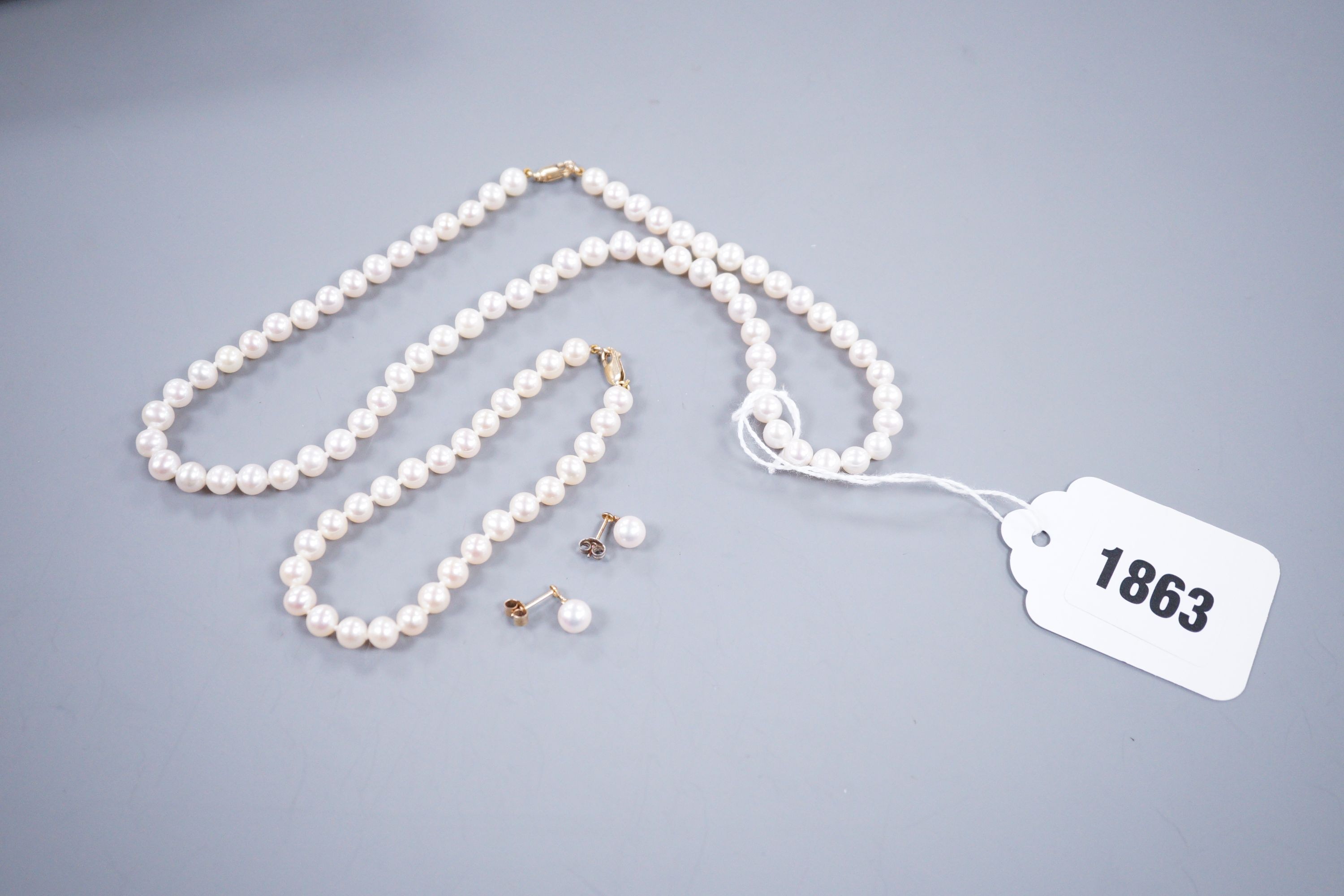 A single strand cultured pearl necklace with matching bracelet and drop earrings - Image 2 of 2