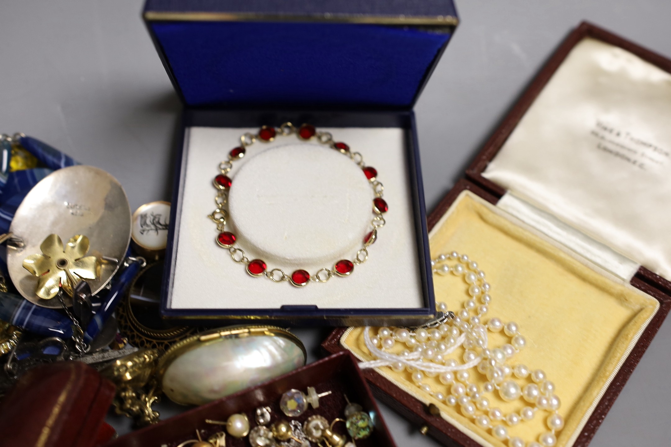 A group of assorted costume jewellery including a single strand pearl necklace - Image 3 of 4
