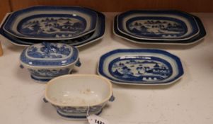 A group of Chinese blue and white porcelain, early 19th century, to include five graduated trays,