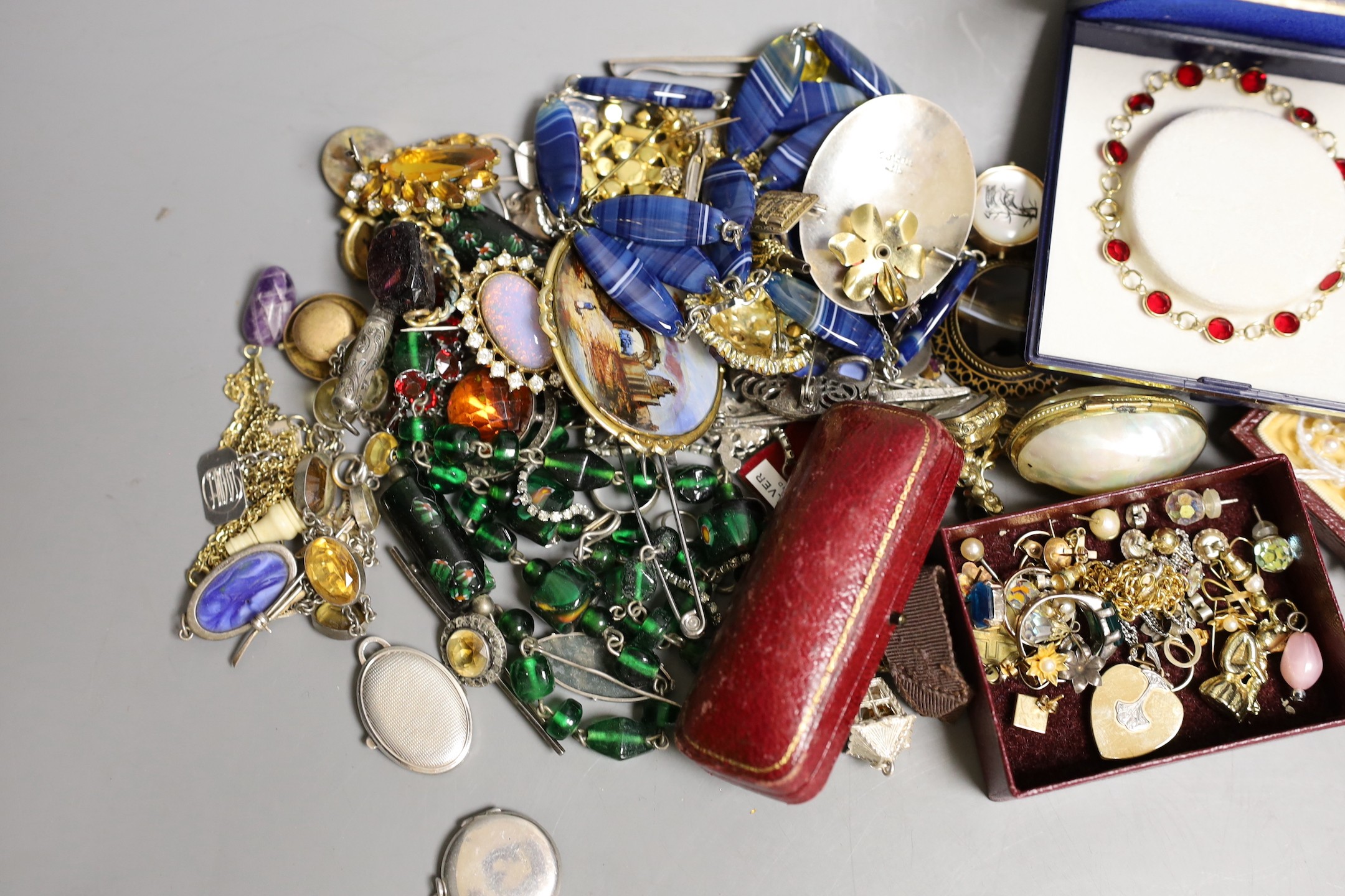 A group of assorted costume jewellery including a single strand pearl necklace - Image 2 of 4