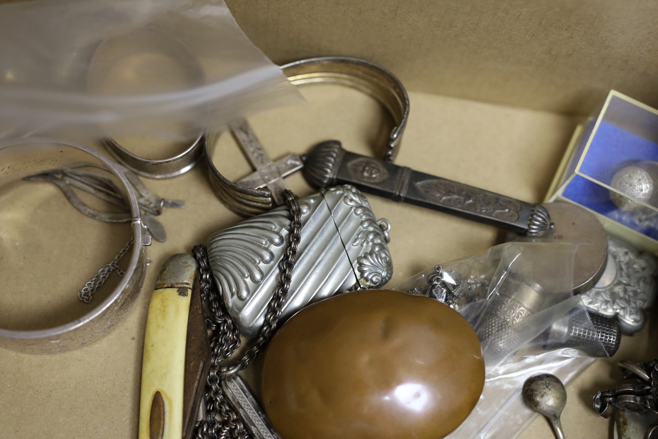 A group of assorted silver and base metal costume jewellery, boxes and miscellanea - Image 5 of 5