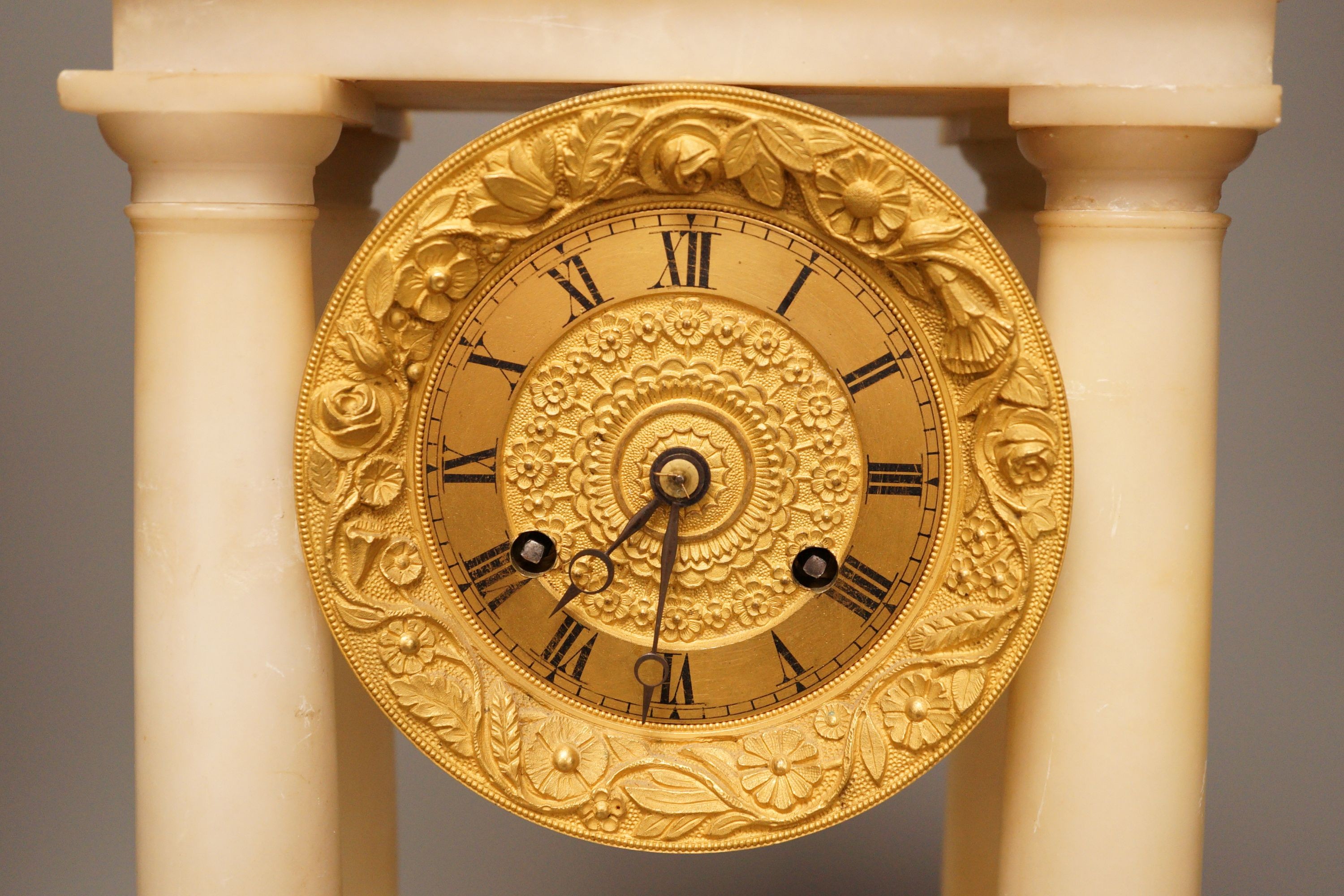 A 19th century alabaster portico clock with a gilt metal prowling lion decoration, 50cm tall - Image 2 of 5