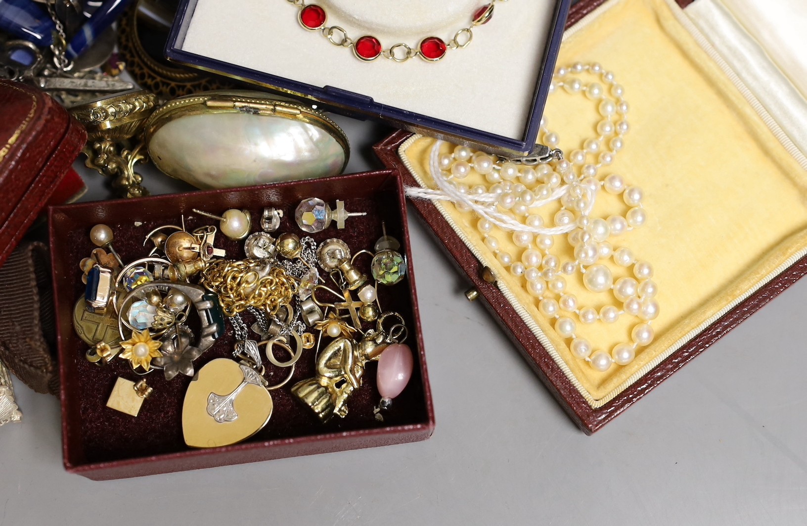 A group of assorted costume jewellery including a single strand pearl necklace - Image 4 of 4