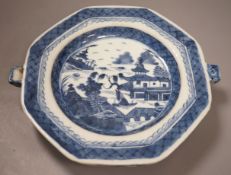 A 19th century Chinese blue and white warming plate, 26cm