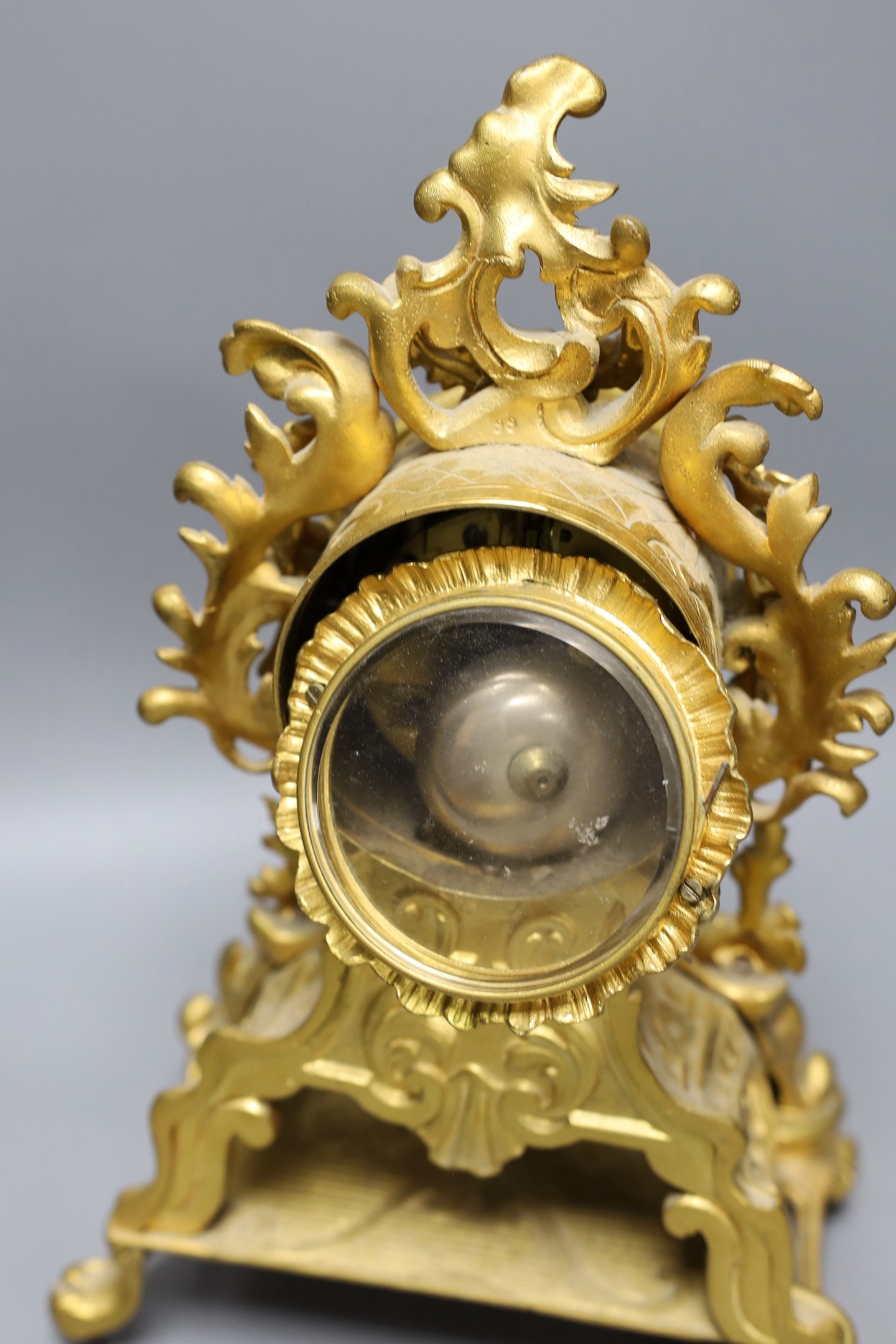A Louis XV style ormolu mantel clock, 34.5cm - Image 3 of 3