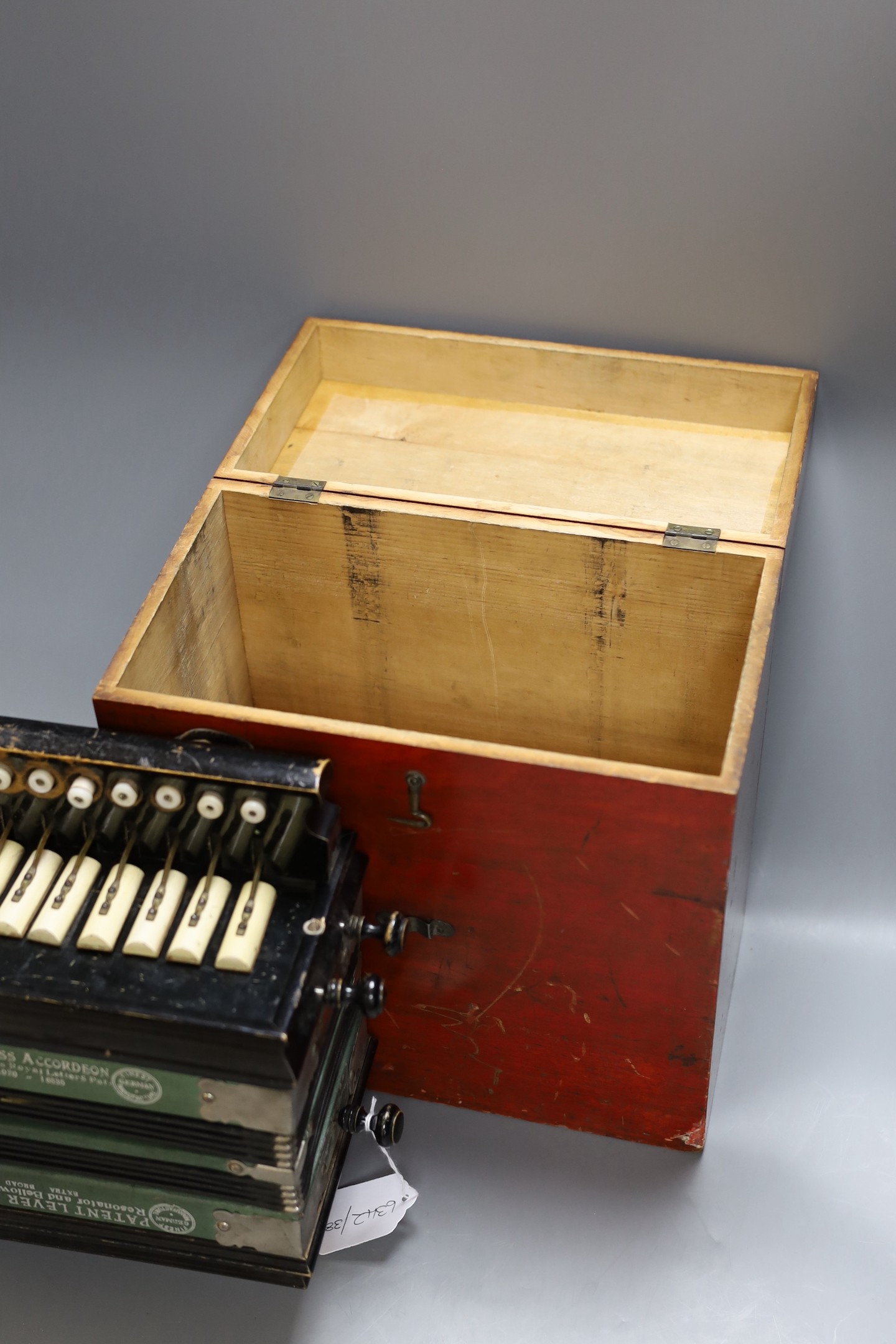 ‘The Peerless Accordeon’, boxed German accordion - Image 4 of 5