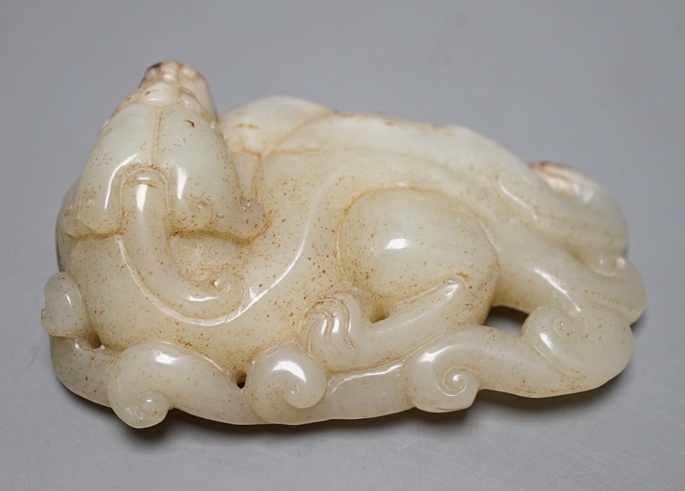 A Chinese pale celadon jade chilong carving, 10cm - Image 2 of 4