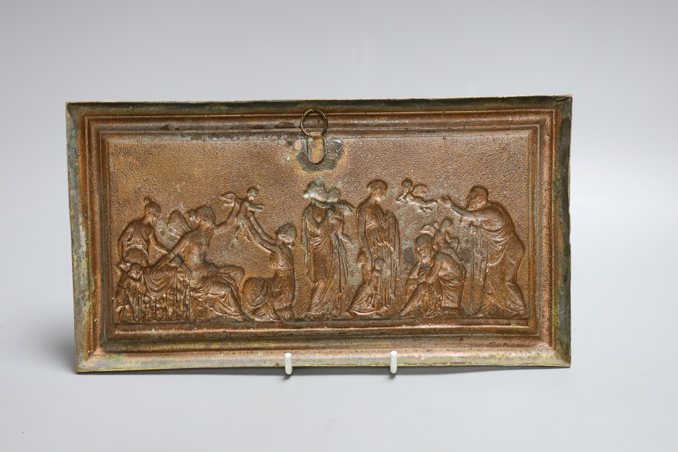 A gilt metal plaque depicting a classical scene, 15x27cm - Image 2 of 2