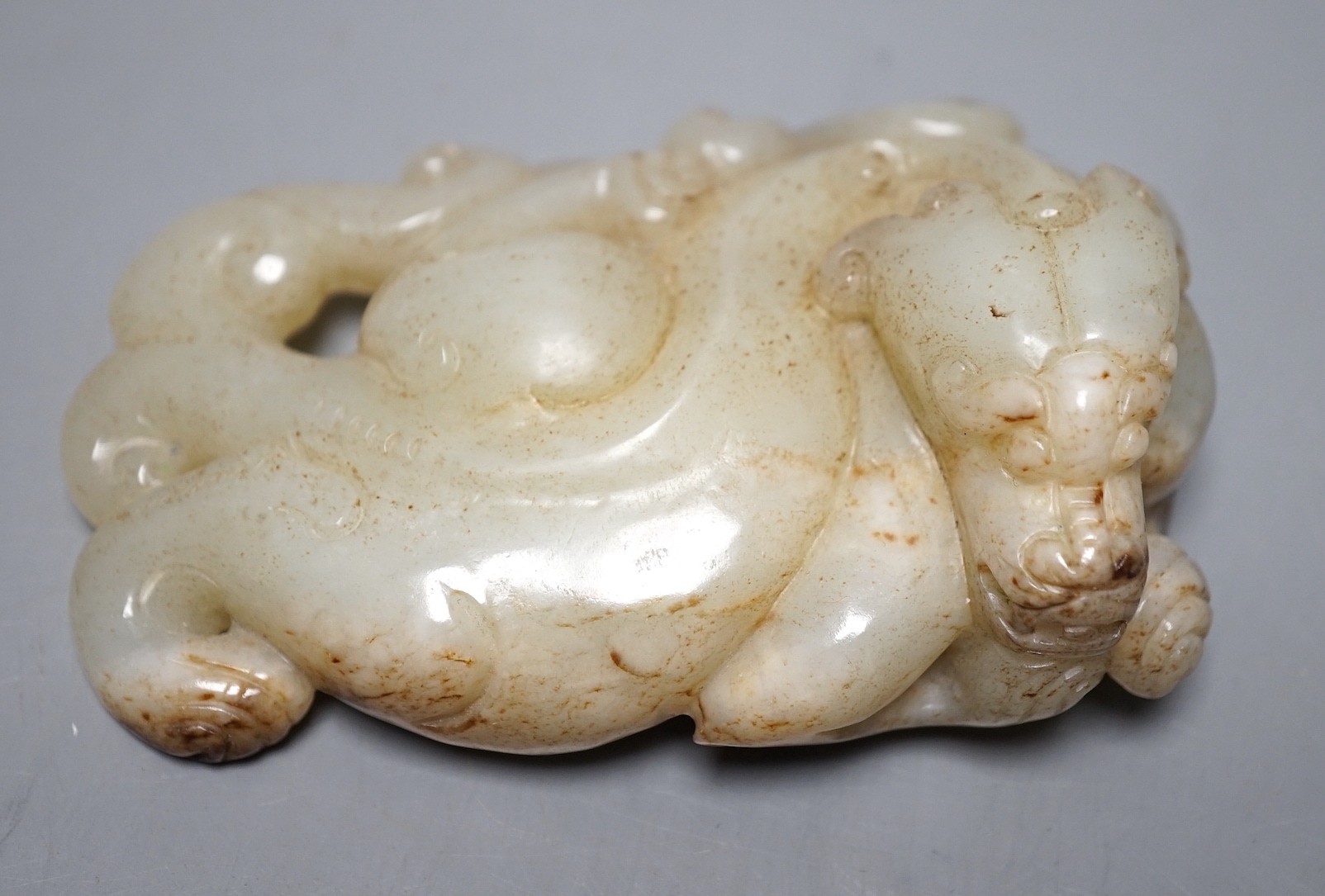 A Chinese pale celadon jade chilong carving, 10cm - Image 4 of 4