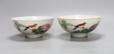 A pair of Chinese famille rose porcelain bowls, Republic period, 12.5cm