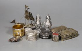 Mixed collectables including a silver vesta, pair of silver pepperettes, modern silver pill box