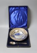 A cased George V Irish planished silver bowl, 17.8cm and similar spoon, Wakely & Wheeler, Dublin,