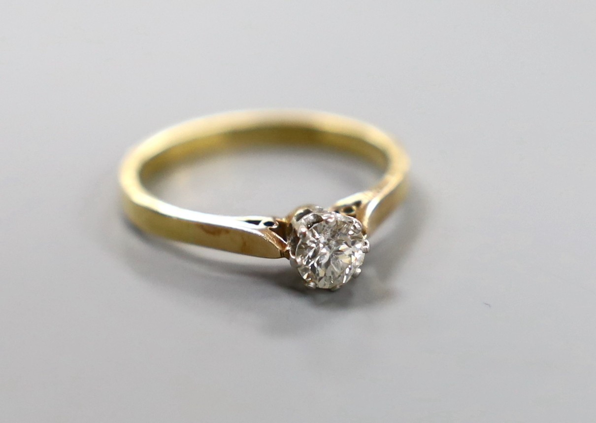 An 18ct and plat. solitaire diamond ring, size M/N, gross weight 2.5 grams.