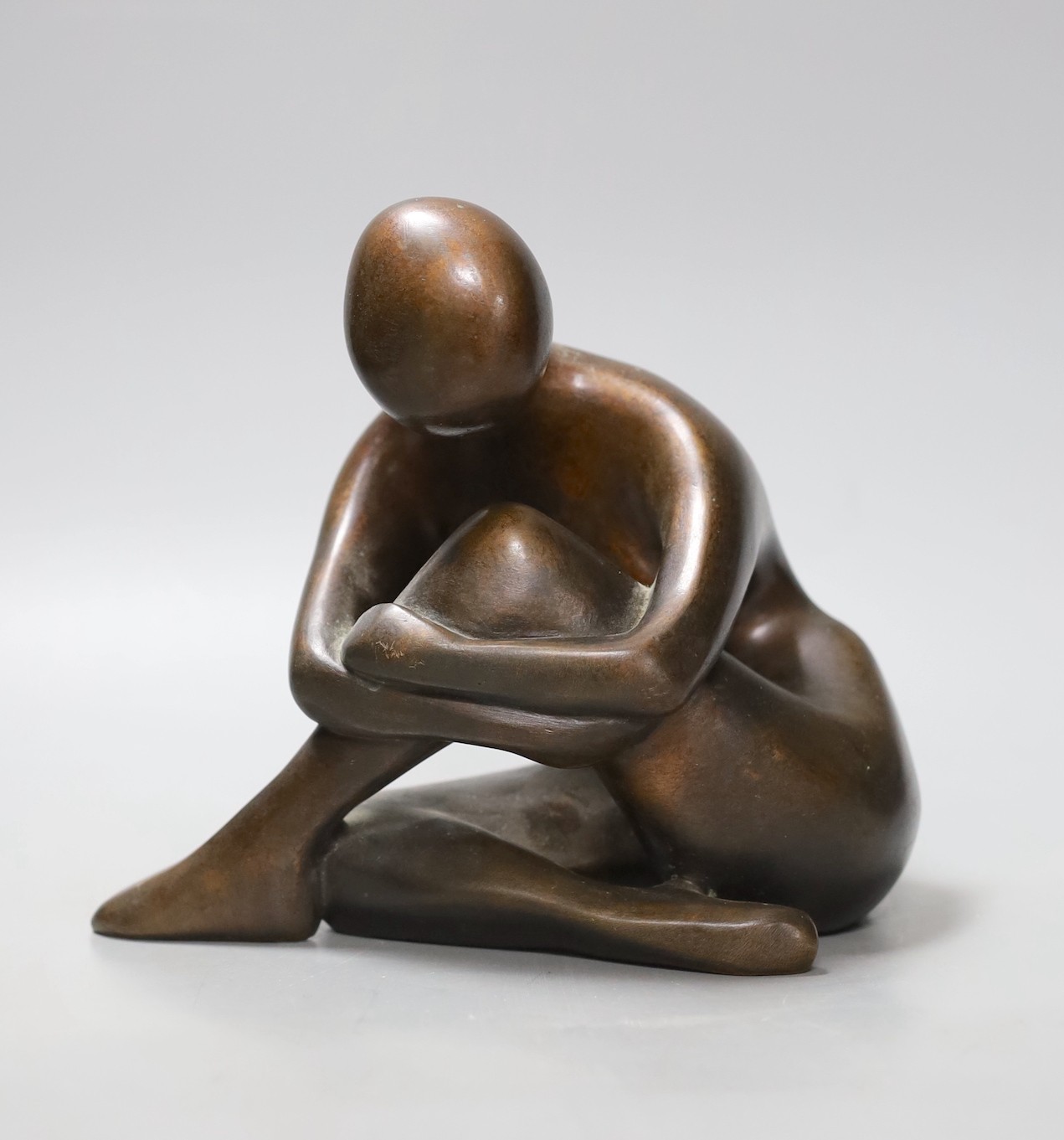Leslie John Summers, A bronze abstract seated figure, 17.5cm tall