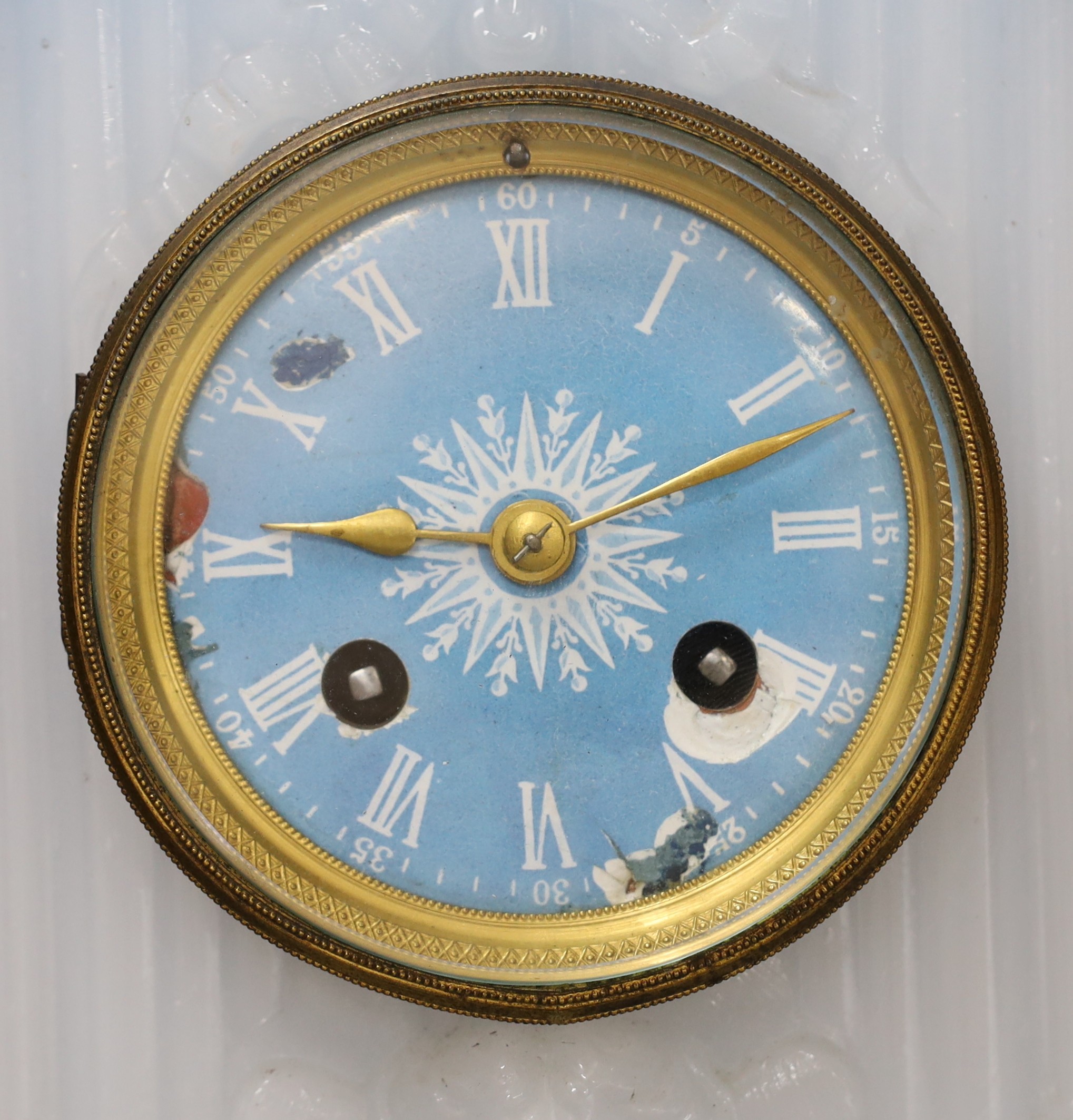 Late Victorian moulded blue and white glass mantel clock, 30cm - Image 2 of 4