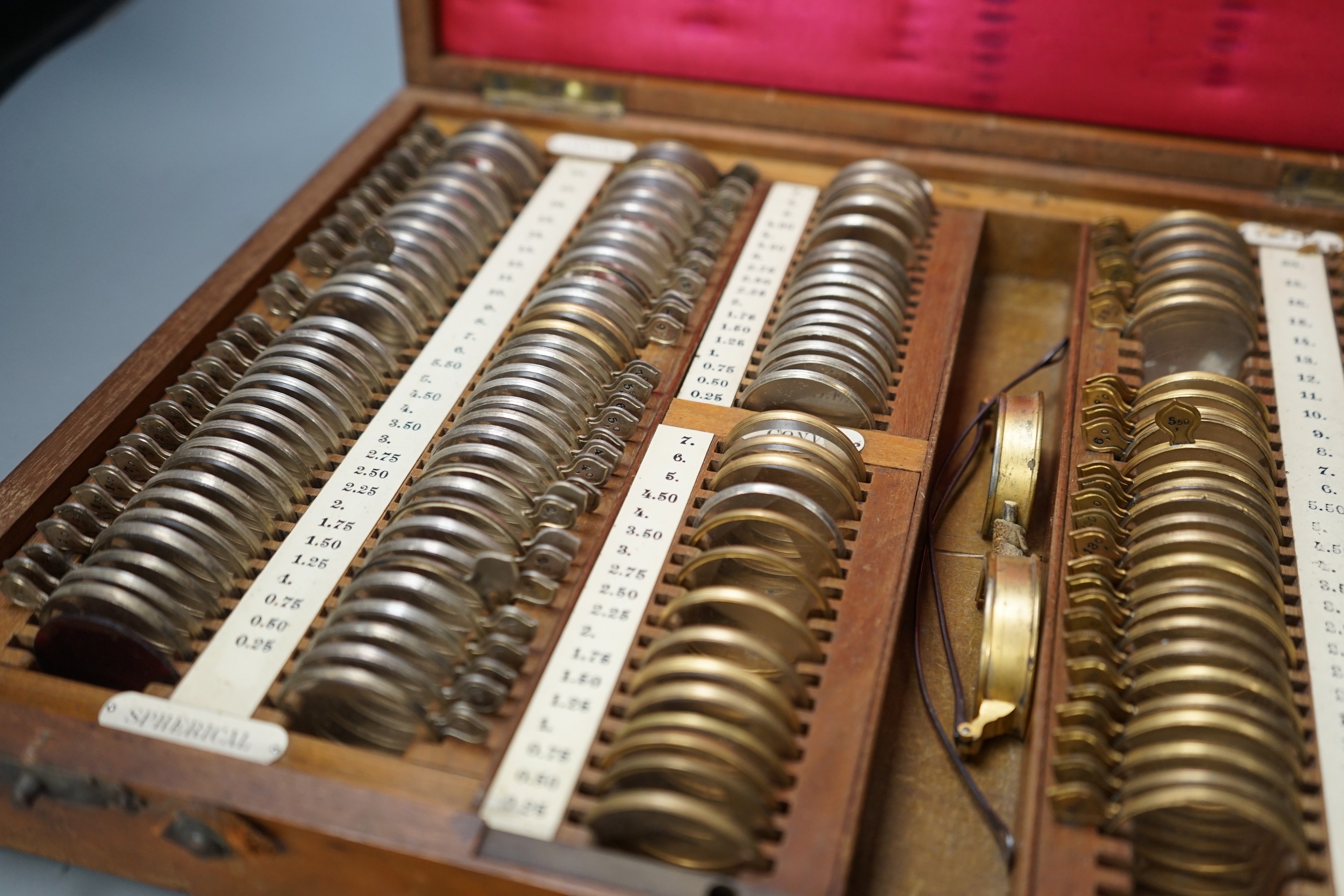 A 19th / 20th century mahogany cased optician's set - Image 3 of 5