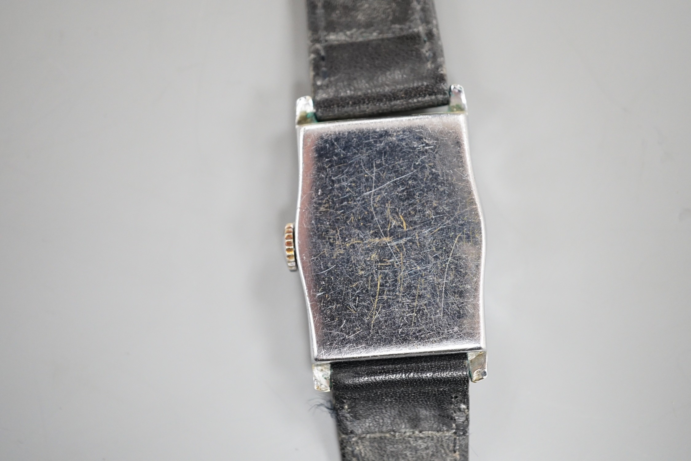 A gentlemen's 1930's? stainless steel jump hour digital manual wind wristwatch, on leather strap. - Image 4 of 4