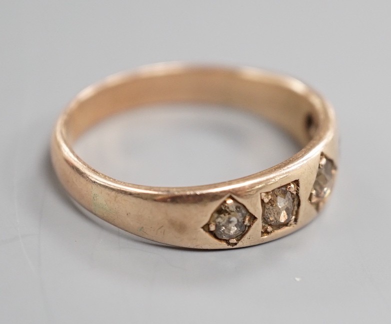 An early 20th century yellow metal and gypsy set graduated five stone diamond half hoop ring, size - Image 4 of 4