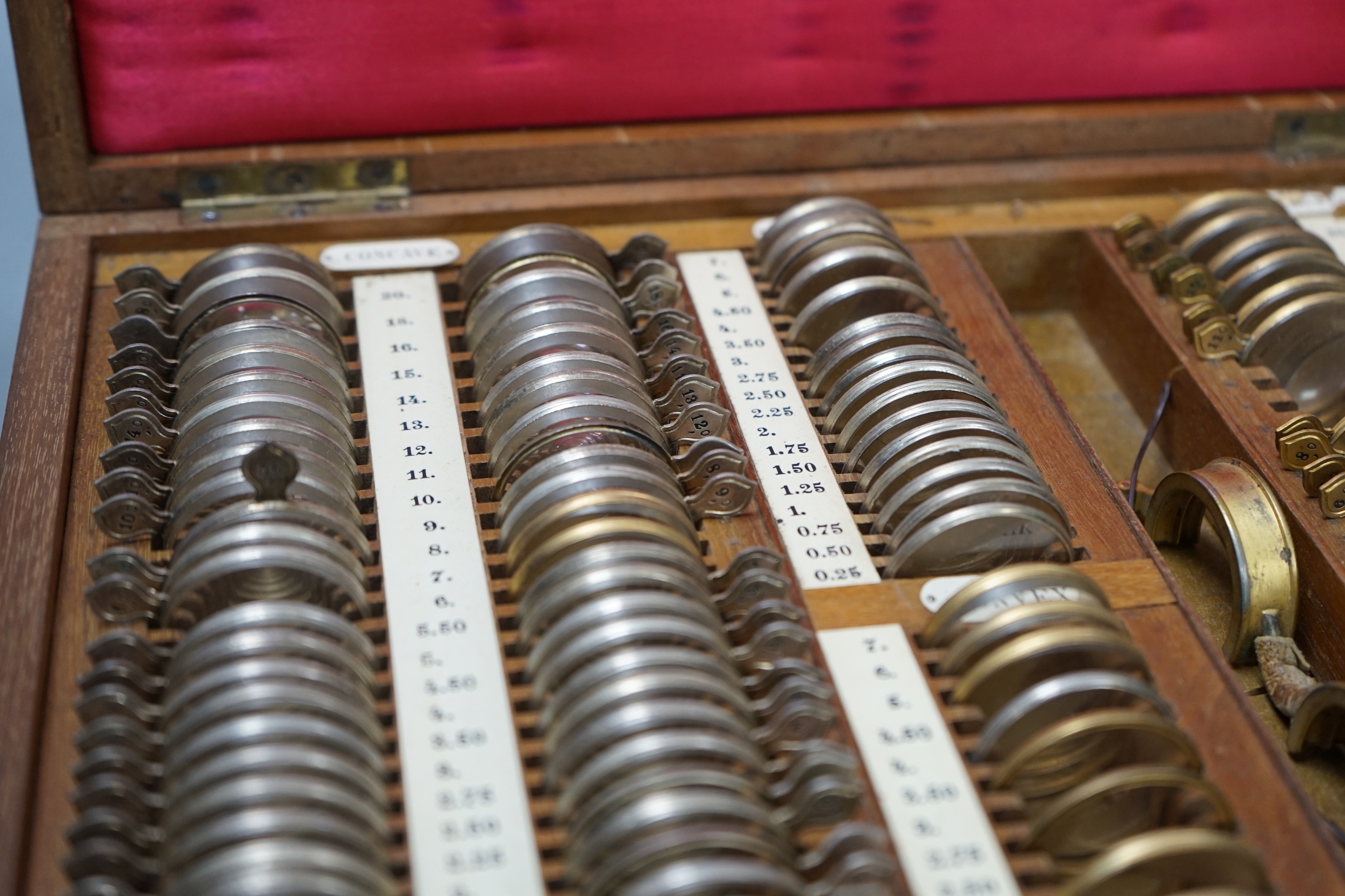 A 19th / 20th century mahogany cased optician's set - Image 5 of 5