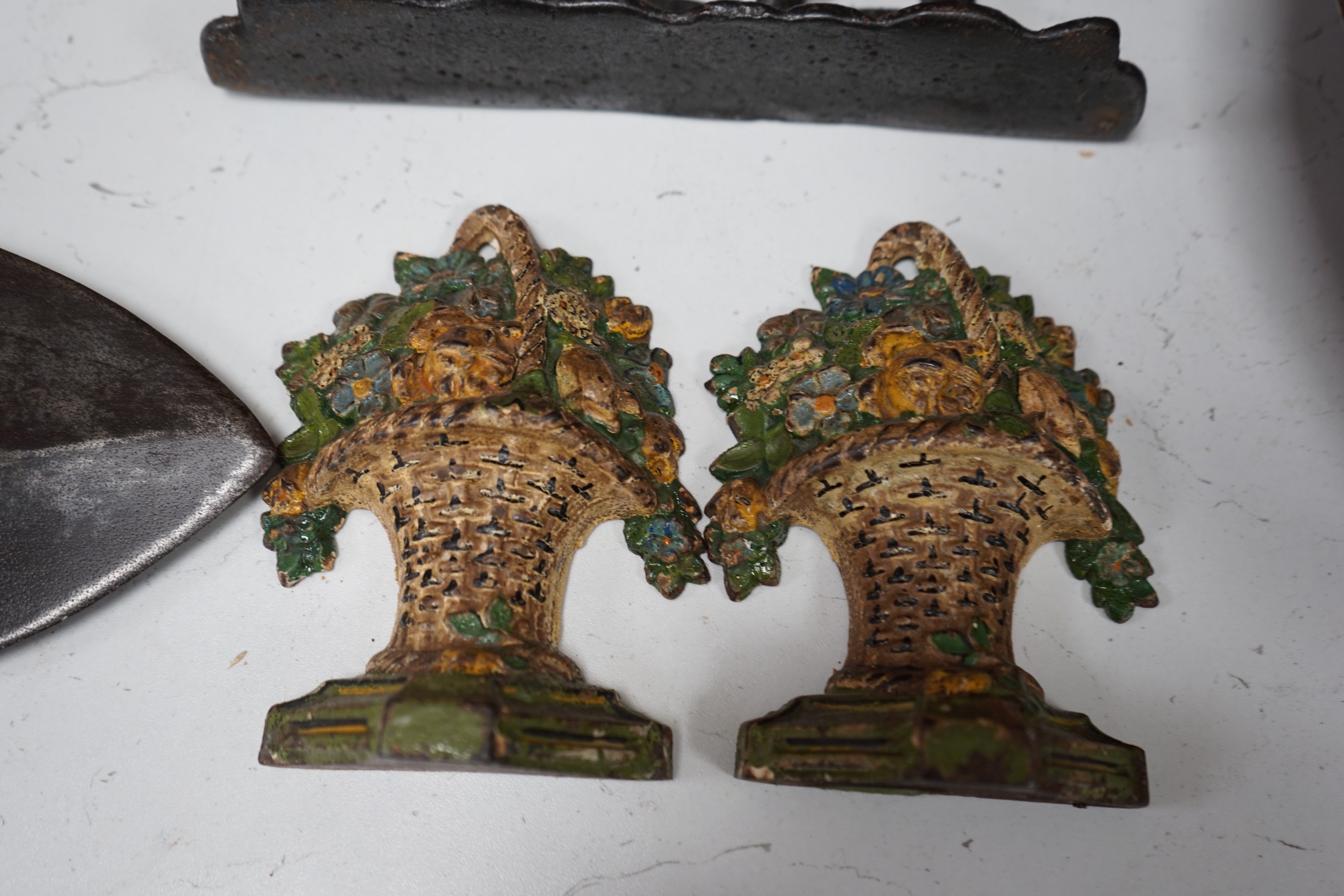 Five assorted cast iron doorstops including a pair of painted Punch and Judy and a pair of flower - Image 4 of 5