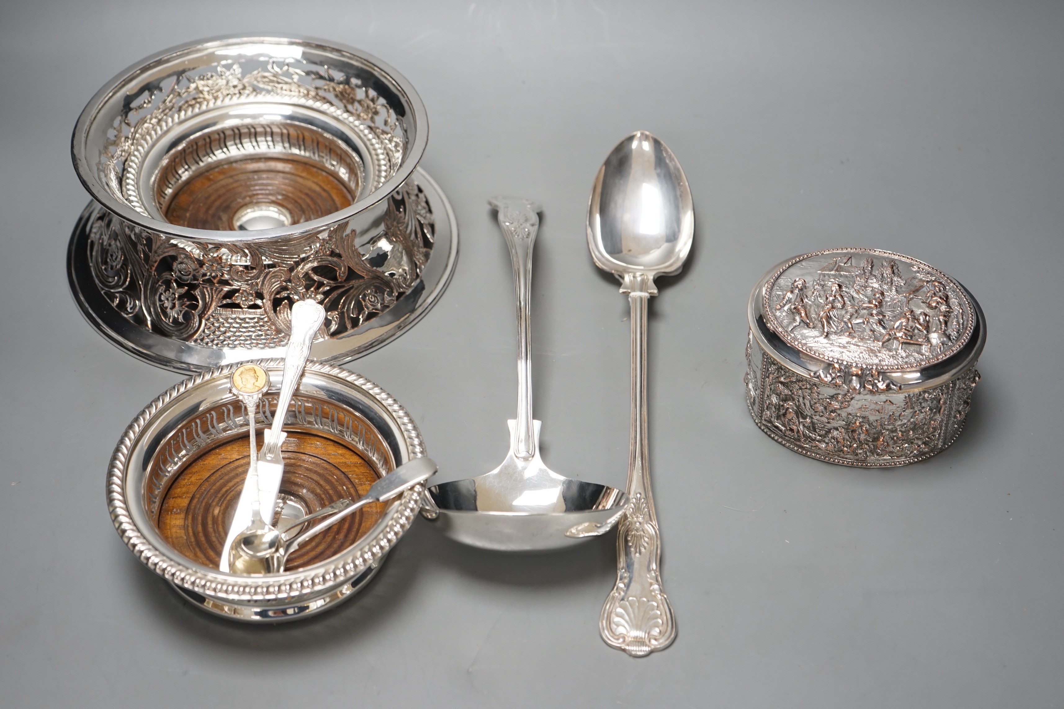 A plated dish ring, a pair of plated coasters, electrotype box, platted basting spoon and soup ladle - Image 2 of 7