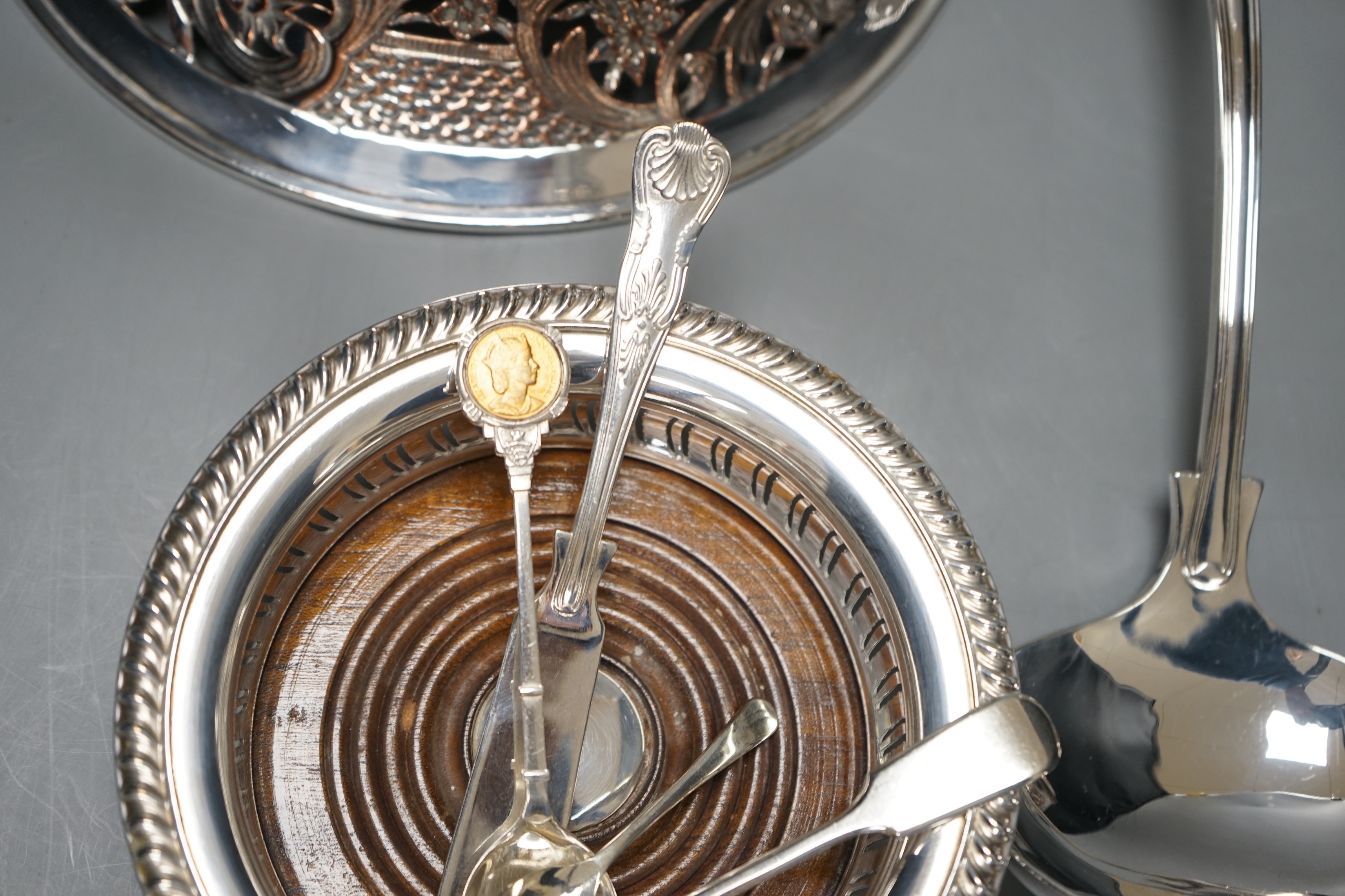 A plated dish ring, a pair of plated coasters, electrotype box, platted basting spoon and soup ladle - Image 7 of 7