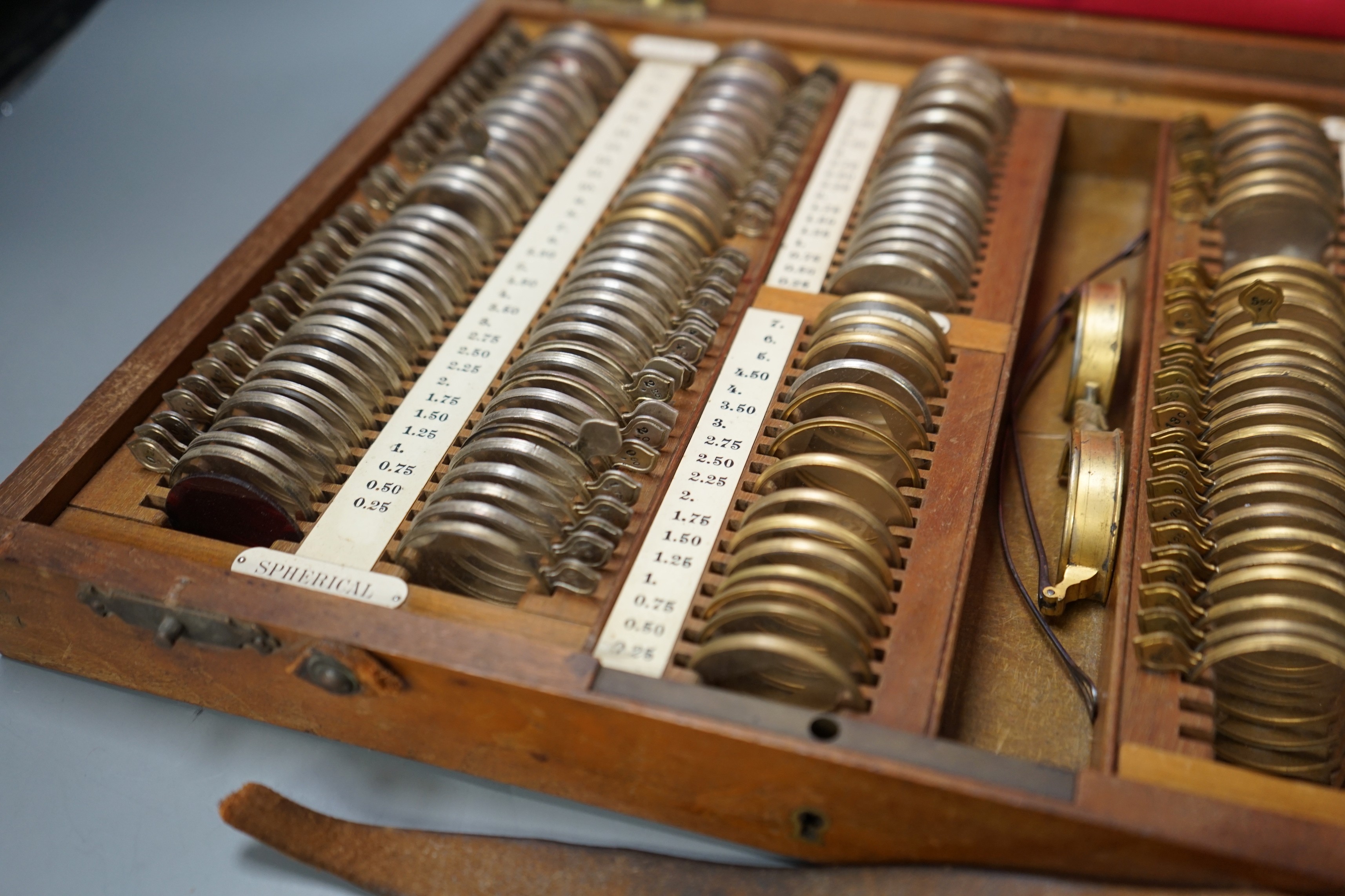 A 19th / 20th century mahogany cased optician's set - Image 4 of 5