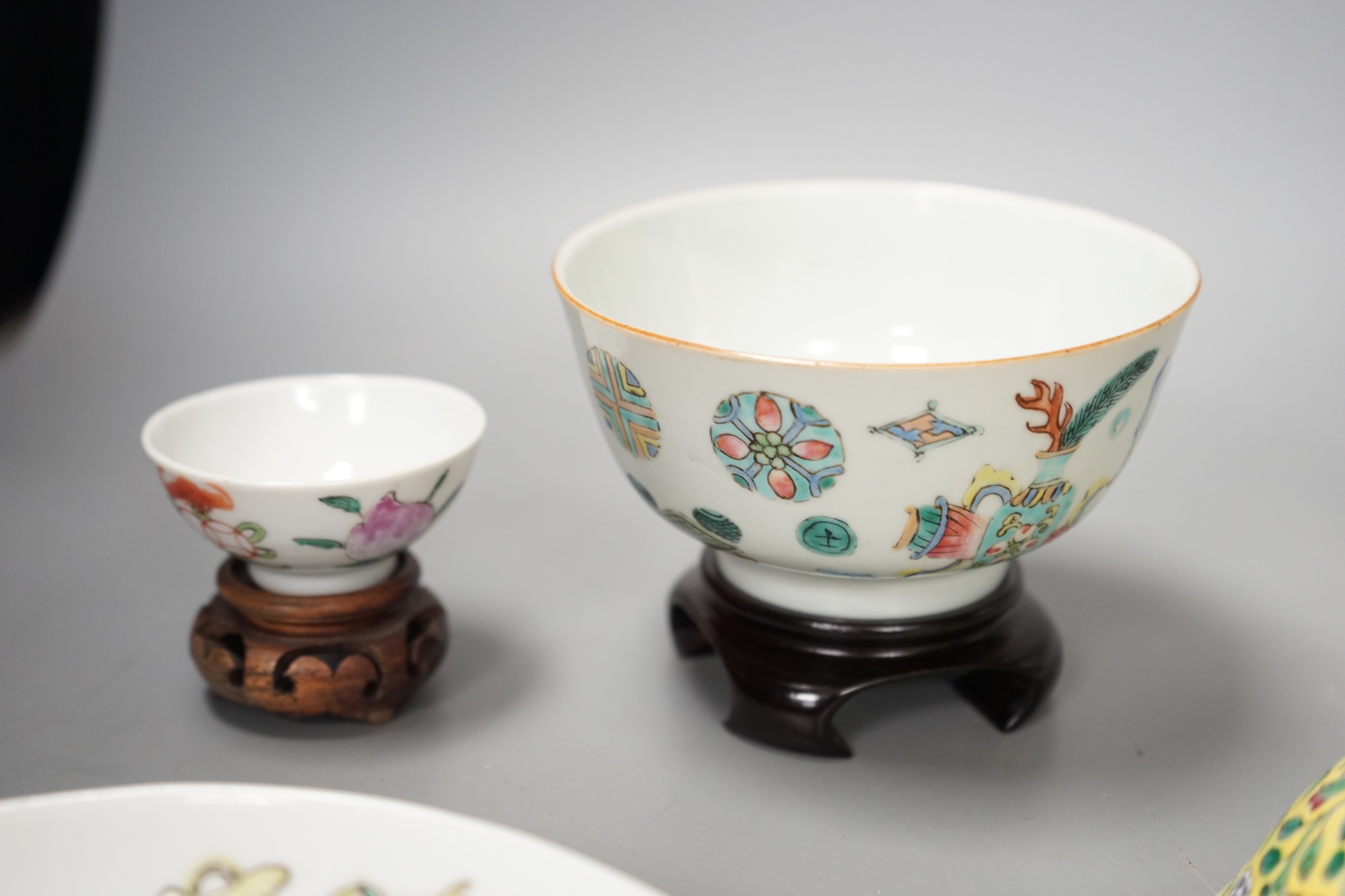 An assortment of Chinese famille verte bowls and dishes, 19th / 20th century, tallest 12.5cm - Image 5 of 6