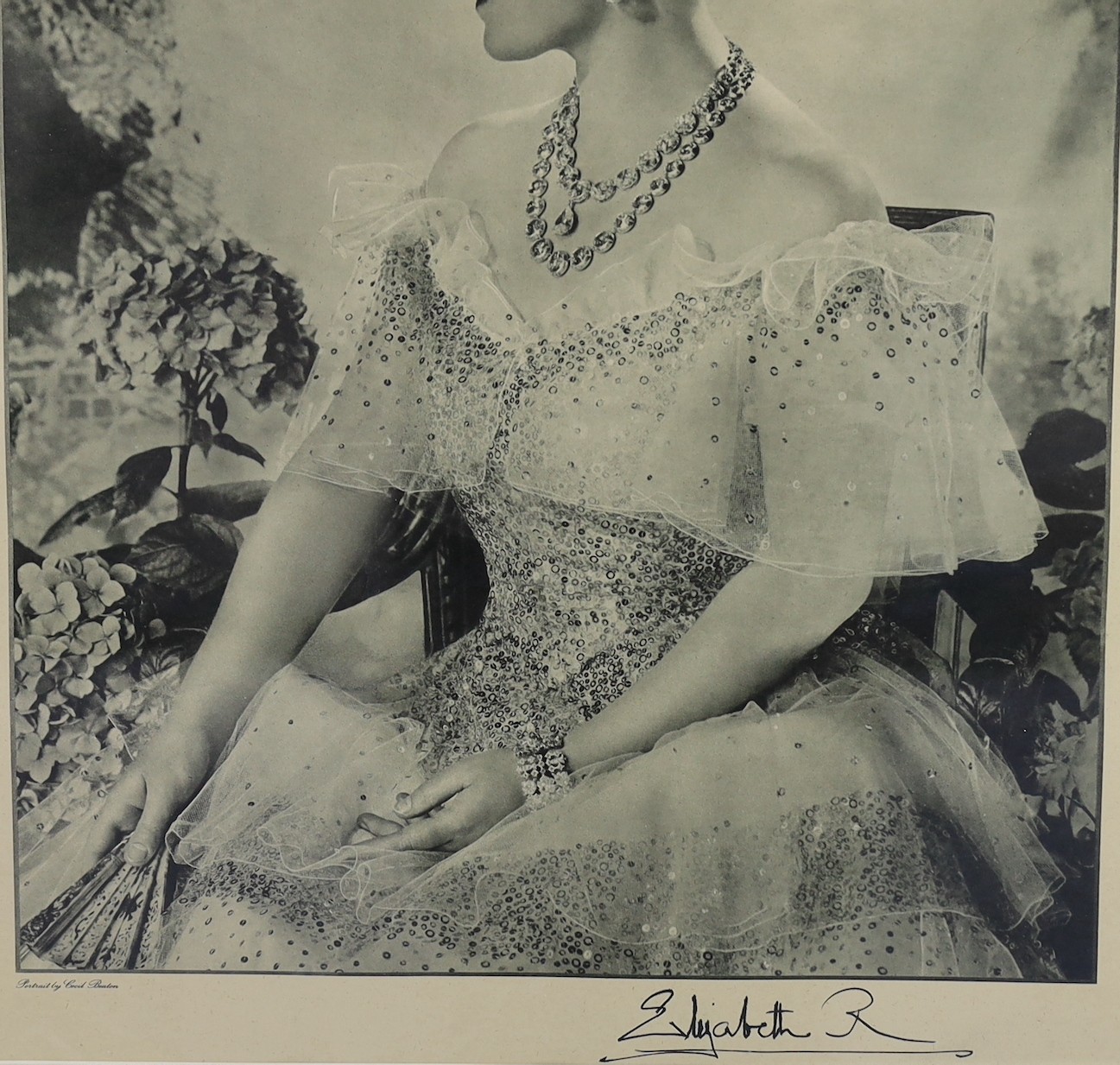 After Cecil Beaton, a signed photo-lithograph of Queen Elizabeth, the Queen Mother, printed for - Bild 3 aus 6