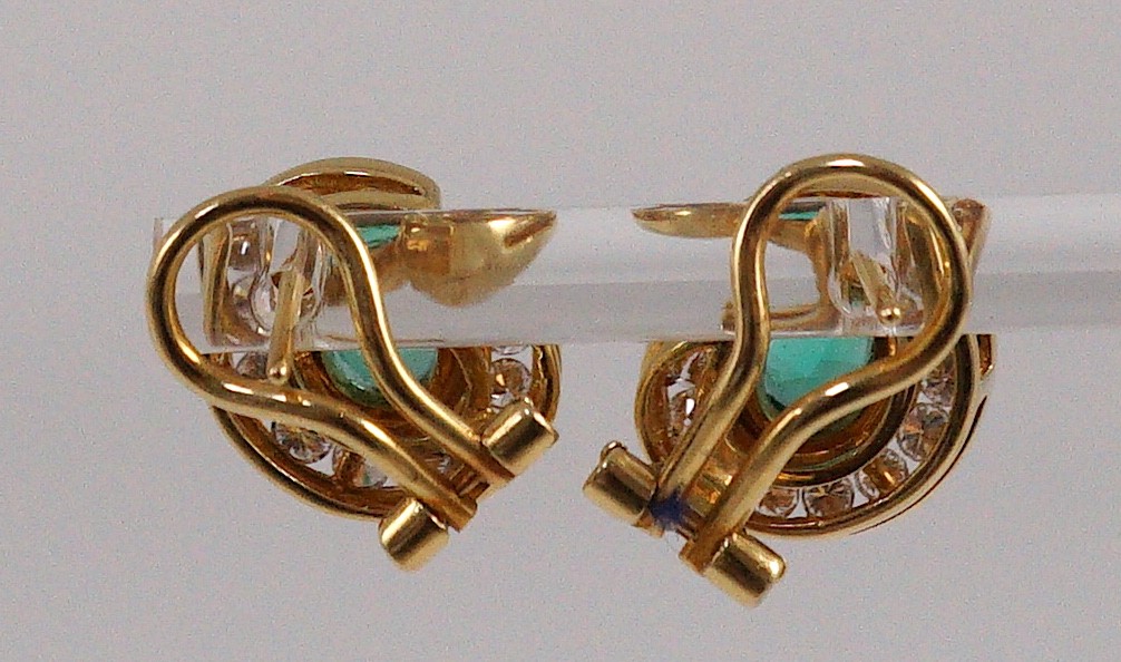 A modern pair of gold (tests as 18ct), emerald and diamond set scrolling cluster earrings, total - Bild 6 aus 7