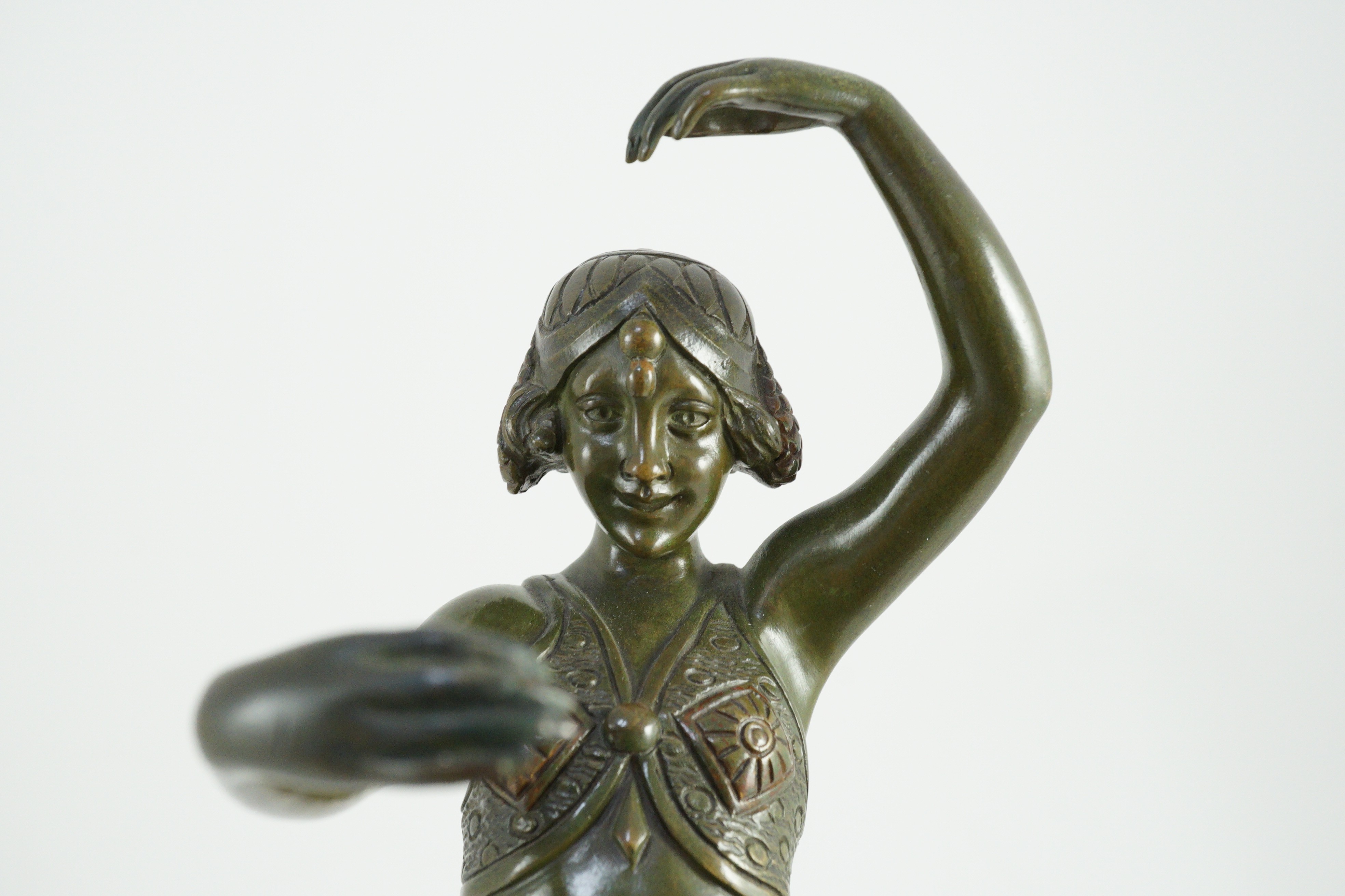 Samuel Lipchytz (1880-1943). A patinated bronze figure of a dancing woman, on tapered marble plinth, - Bild 6 aus 7