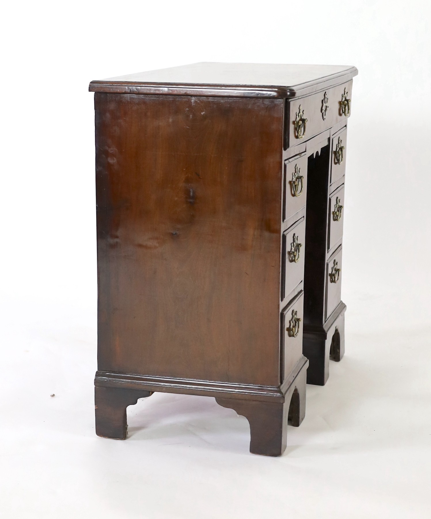 A George III mahogany kneehole desk, fitted six drawers around a central recessed cupboard, on - Bild 4 aus 4