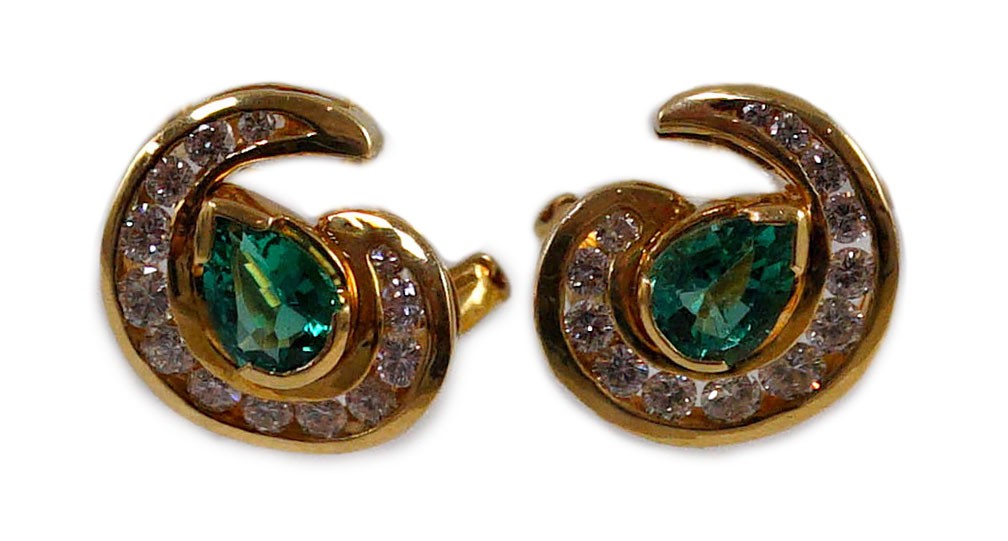 A modern pair of gold (tests as 18ct), emerald and diamond set scrolling cluster earrings, total - Bild 2 aus 7