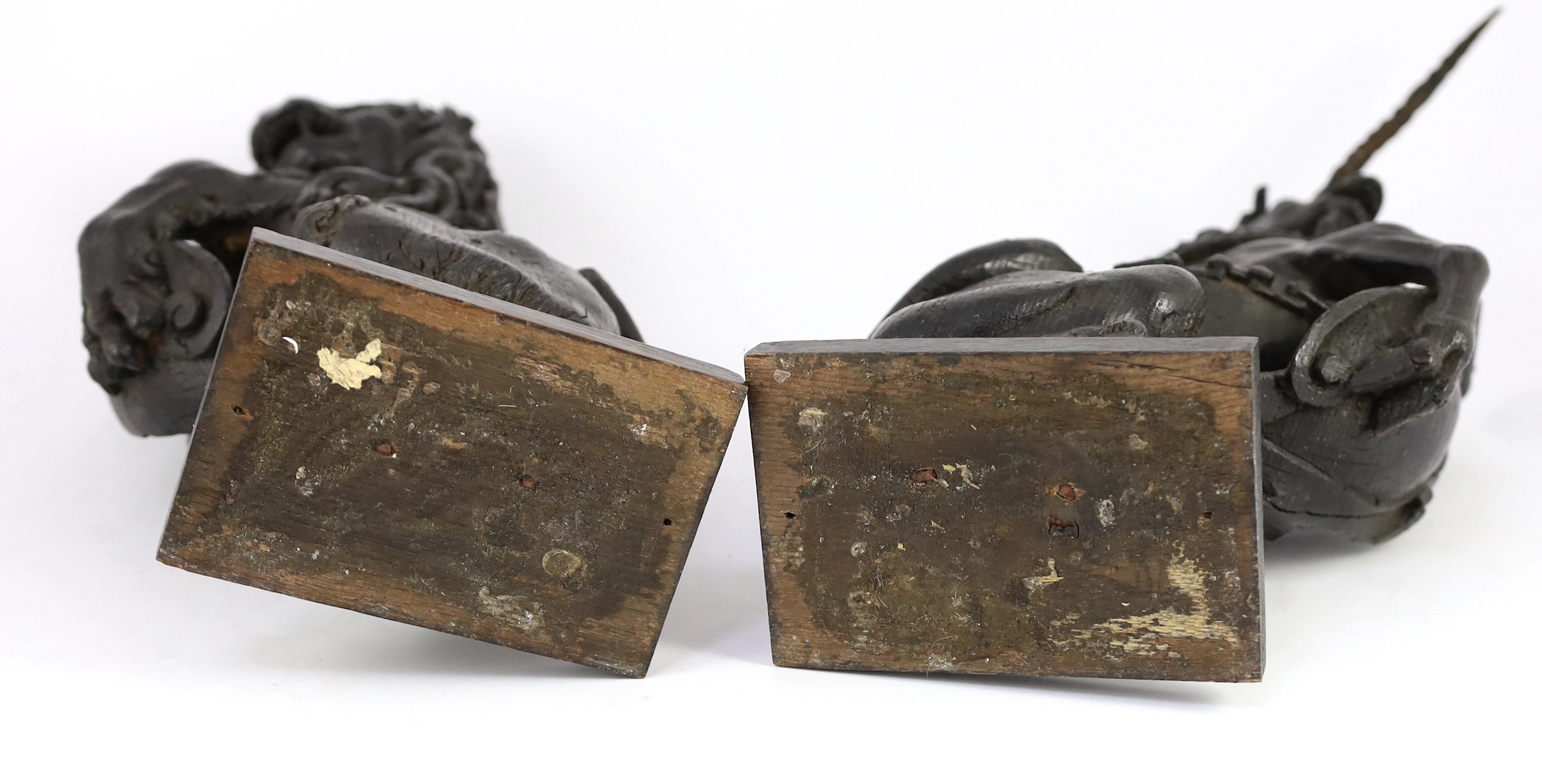 A pair of 18th century carved and ebonised oak heraldic beasts, lion and unicorn, each holding - Bild 6 aus 6