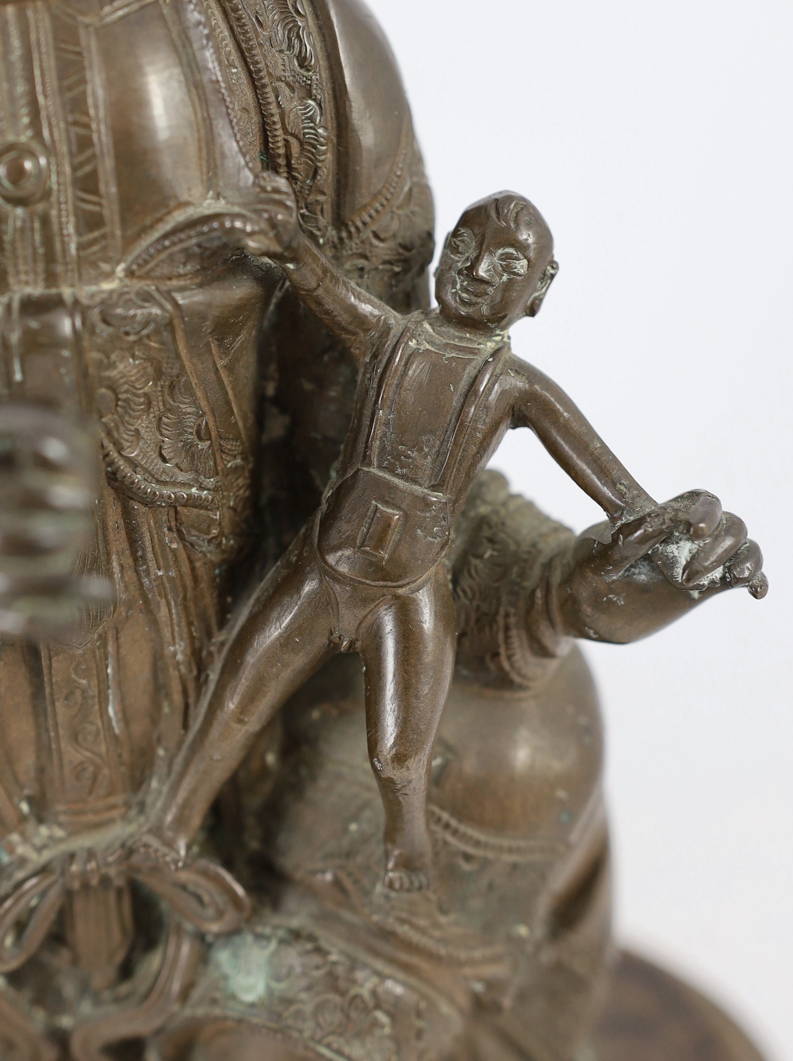 A large Chinese bronze group of Xi Wangmu and a child, late Ming dynasty, three column inscription - Image 3 of 4