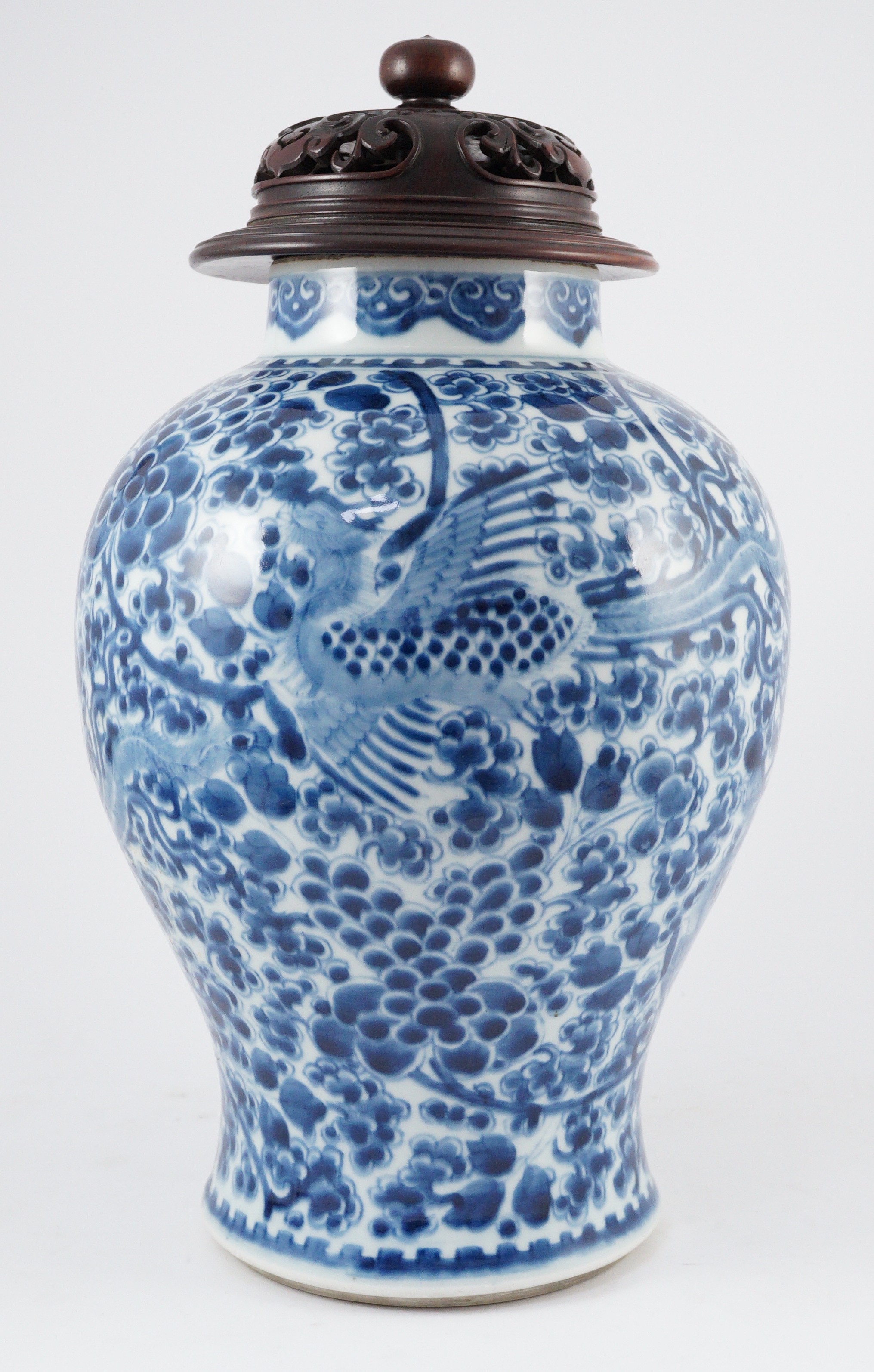 A Chinese blue and white ‘phoenix and peony’ baluster jar, Kangxi period, with a later wood cover, - Bild 2 aus 9
