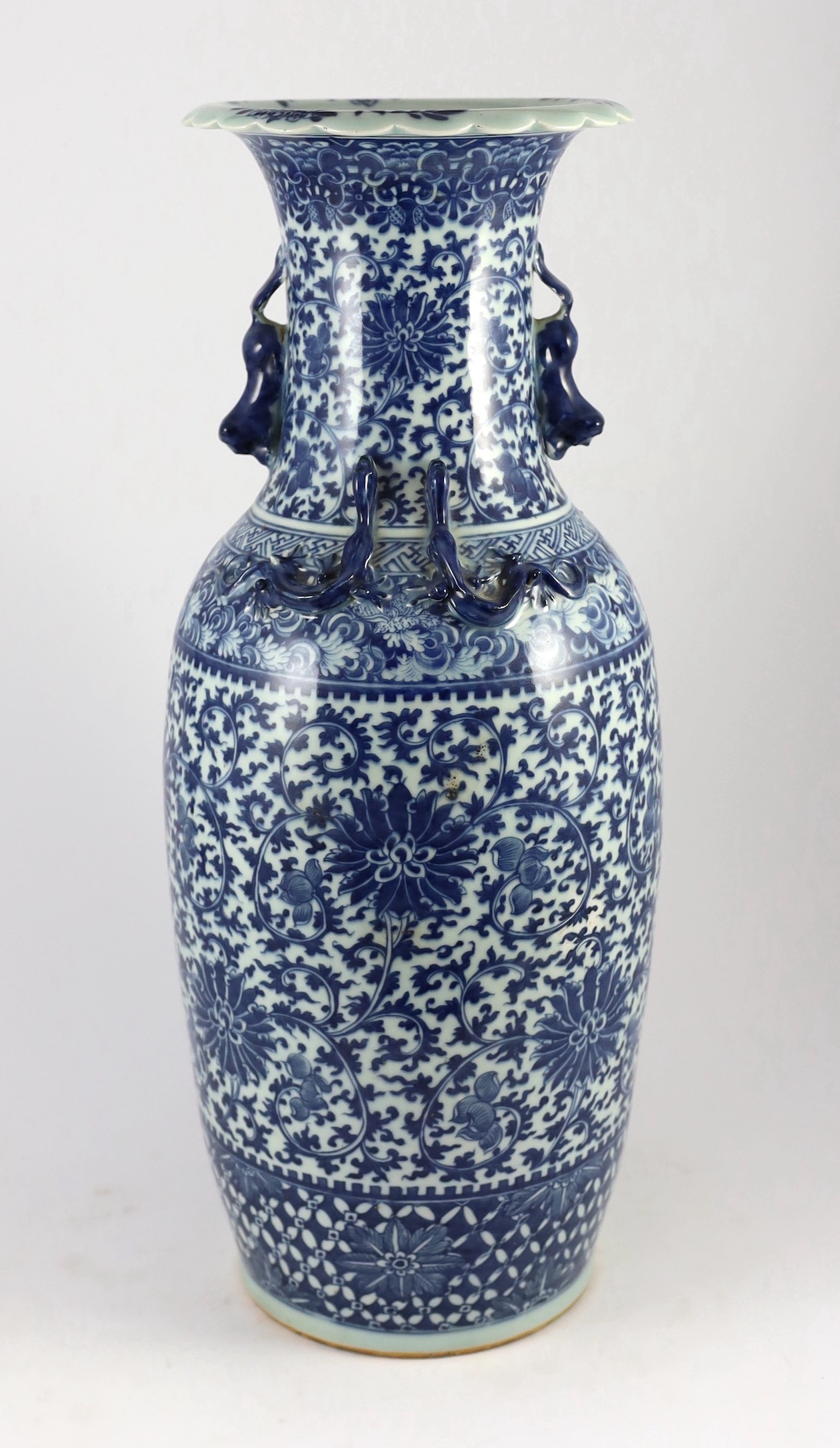 A large Chinese blue and white ‘lotus’ vase, 19th century, painted with lotus flowers and - Bild 3 aus 5