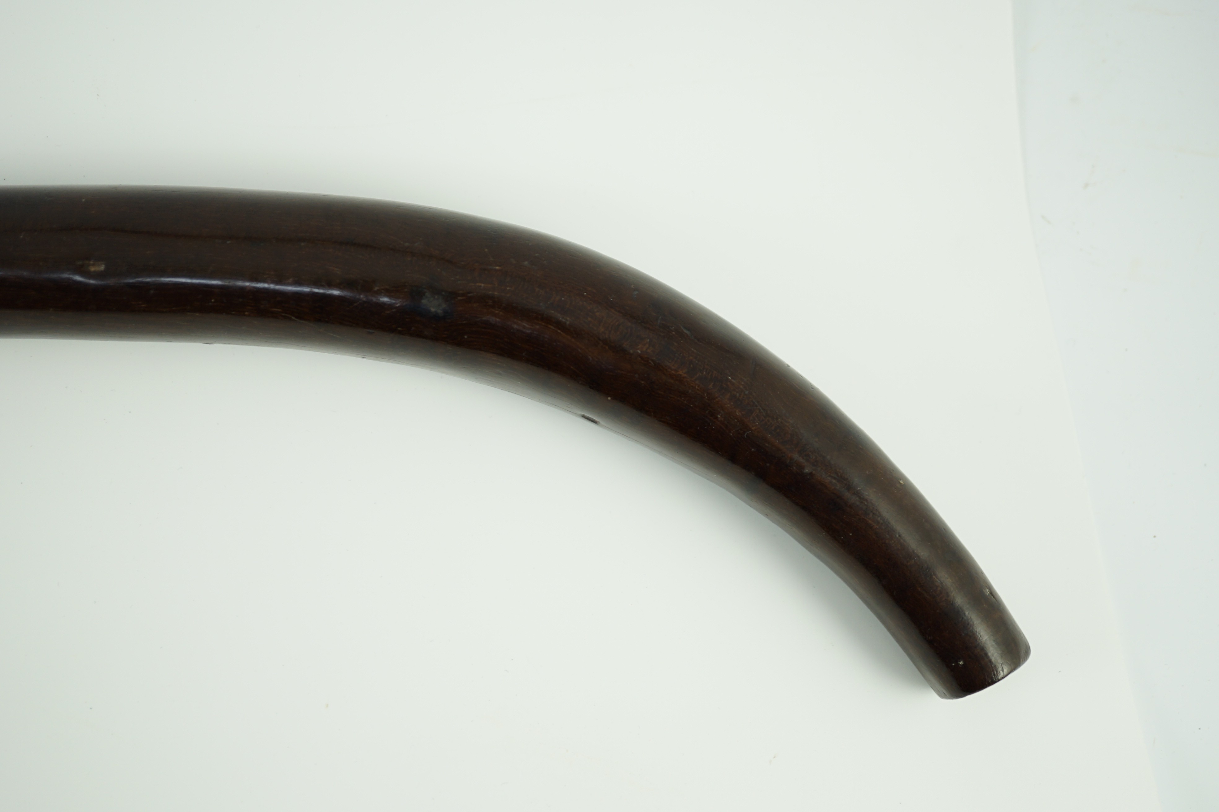 A Fijian curved hardwood dancing club, of rounded tapered form, 62cm long**CONDITION REPORT**Dark - Bild 5 aus 6