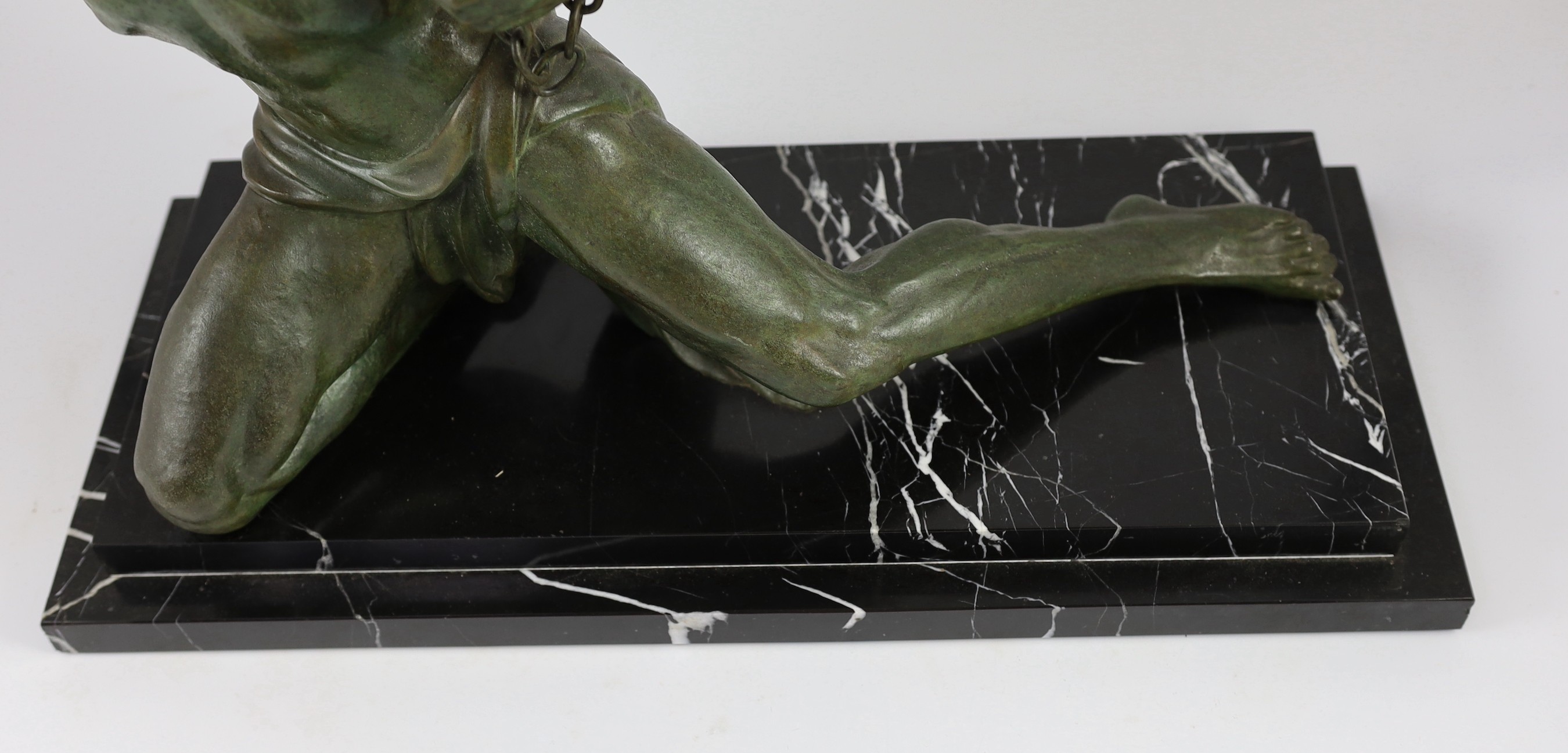 Jean De Roncourt. A French Art Deco bronze 'Hercule brisant ses chaînes', on stepped marble - Bild 3 aus 5