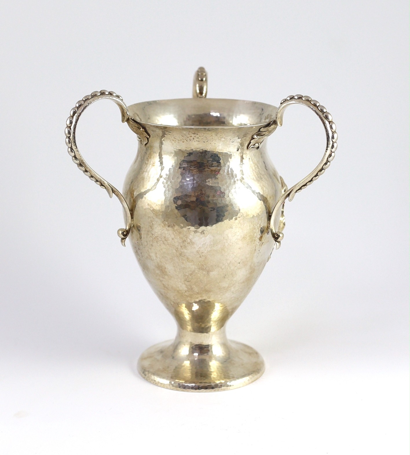 A George V Arts and Crafts planished silver three handled pedestal vase, by Holland, Aldwinckle & - Bild 2 aus 7