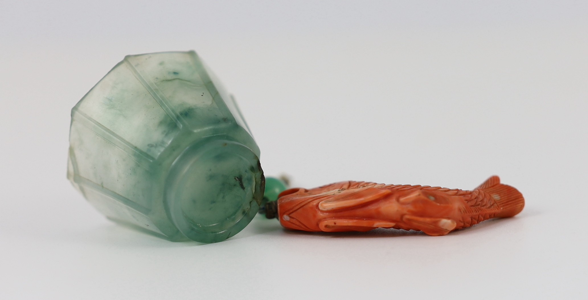 A Chinese jadeite small cup and a coral 'fish' pendant, 19th/20th century, the octagonal cup with - Bild 3 aus 3