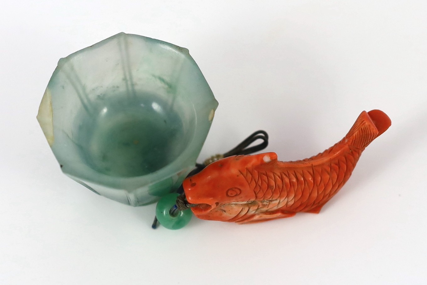 A Chinese jadeite small cup and a coral 'fish' pendant, 19th/20th century, the octagonal cup with - Bild 2 aus 3