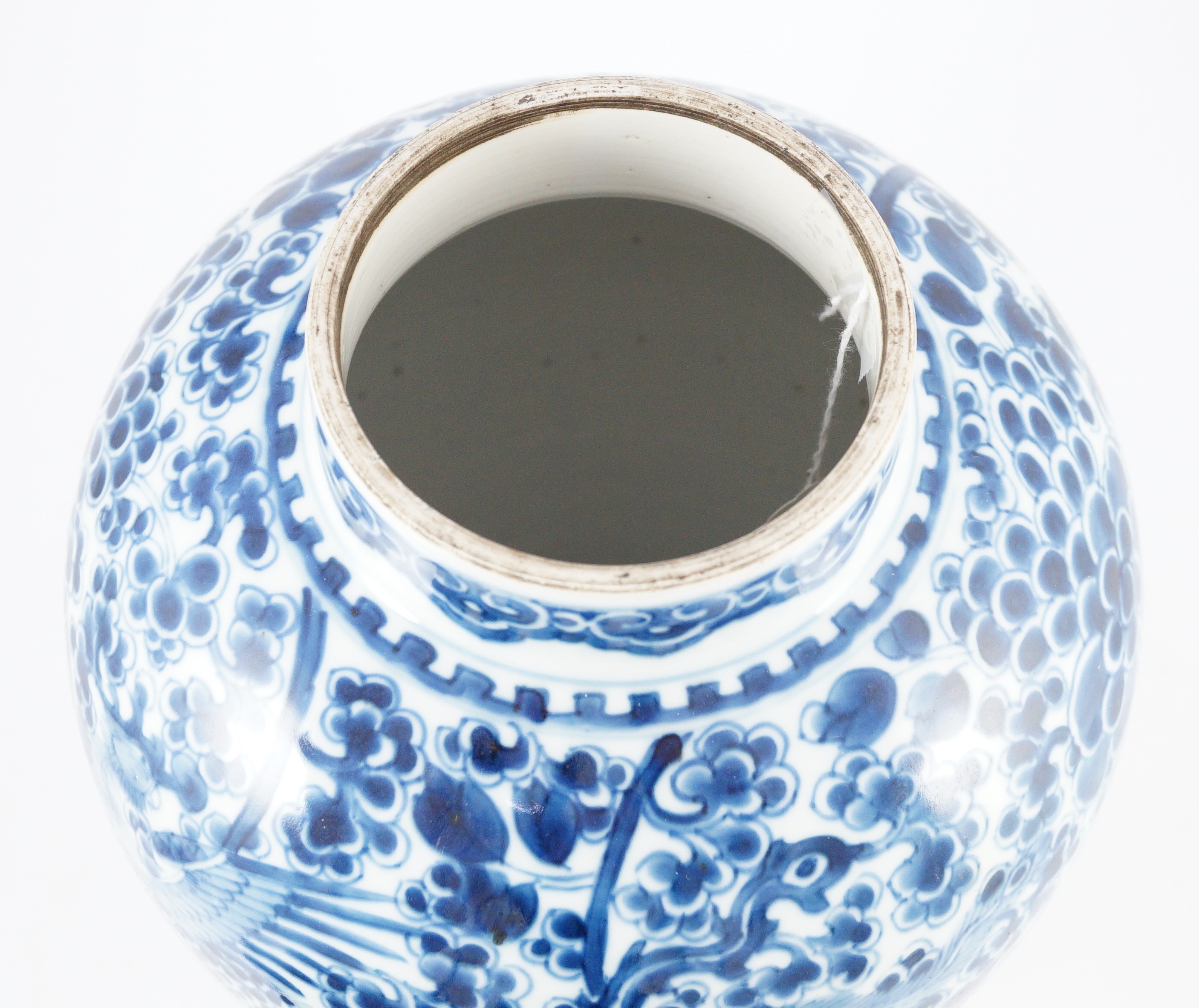 A Chinese blue and white ‘phoenix and peony’ baluster jar, Kangxi period, with a later wood cover, - Bild 8 aus 9