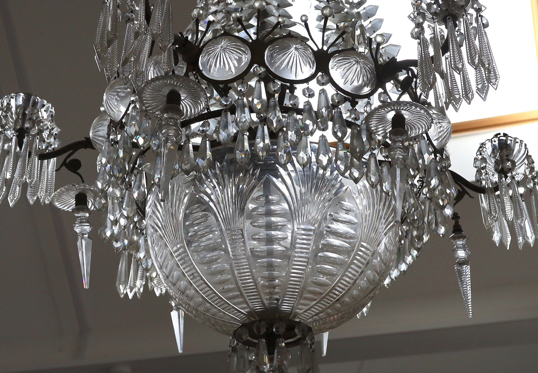 An Edwardian cut glass chandelier, with swagged top and lozenge shaped drops sweeping down to the - Image 4 of 4