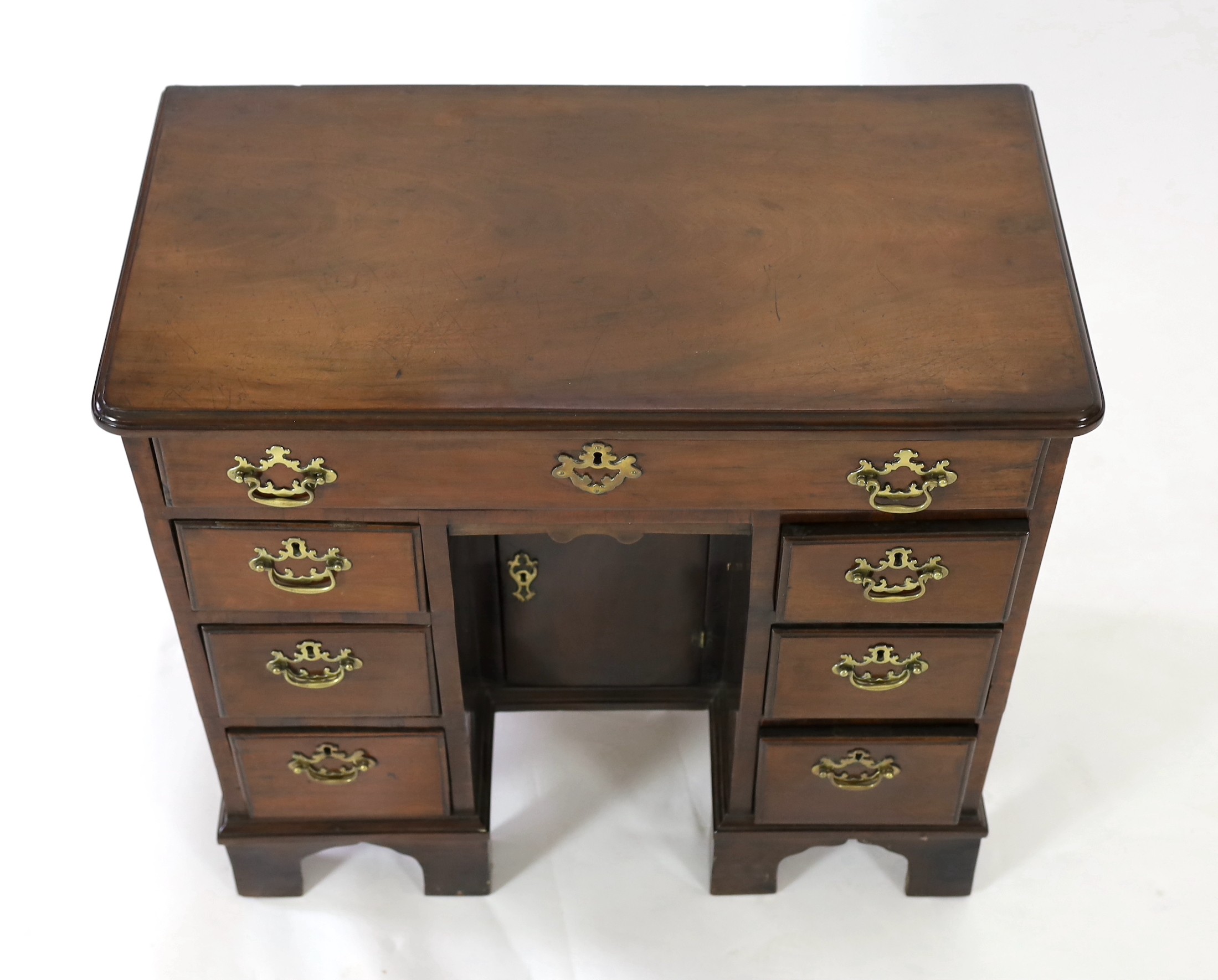 A George III mahogany kneehole desk, fitted six drawers around a central recessed cupboard, on - Bild 3 aus 4